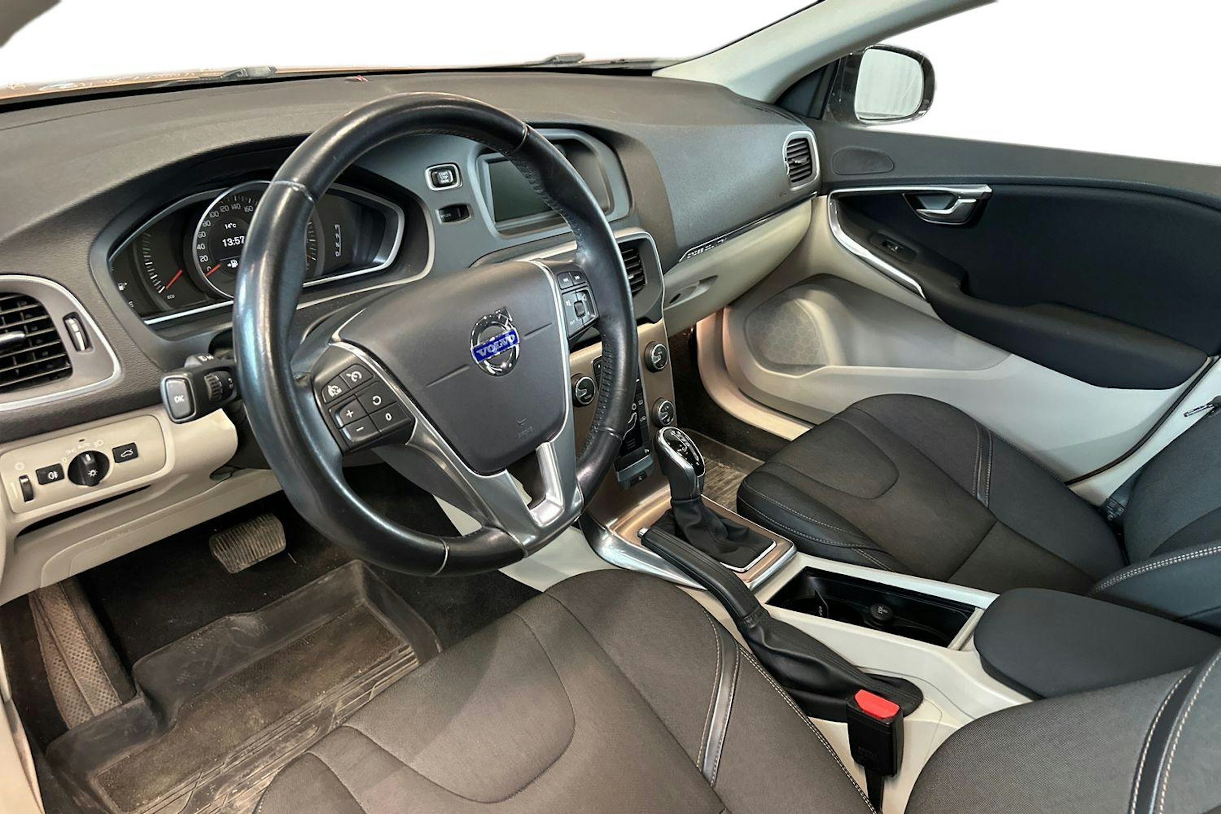 oranssi Volvo V40 Cross Country 2013 kuva 3.