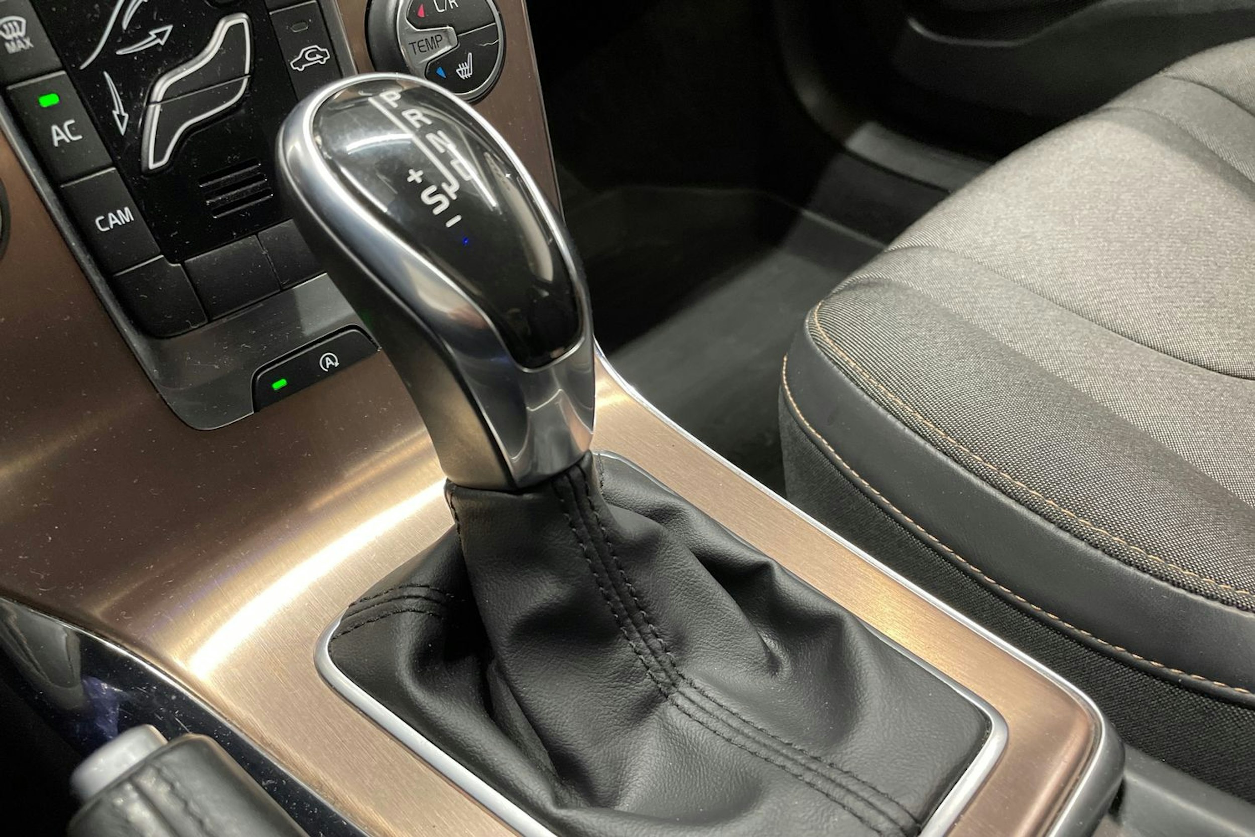 Harmaa Volvo V40 Cross Country 2014 kuva 21.