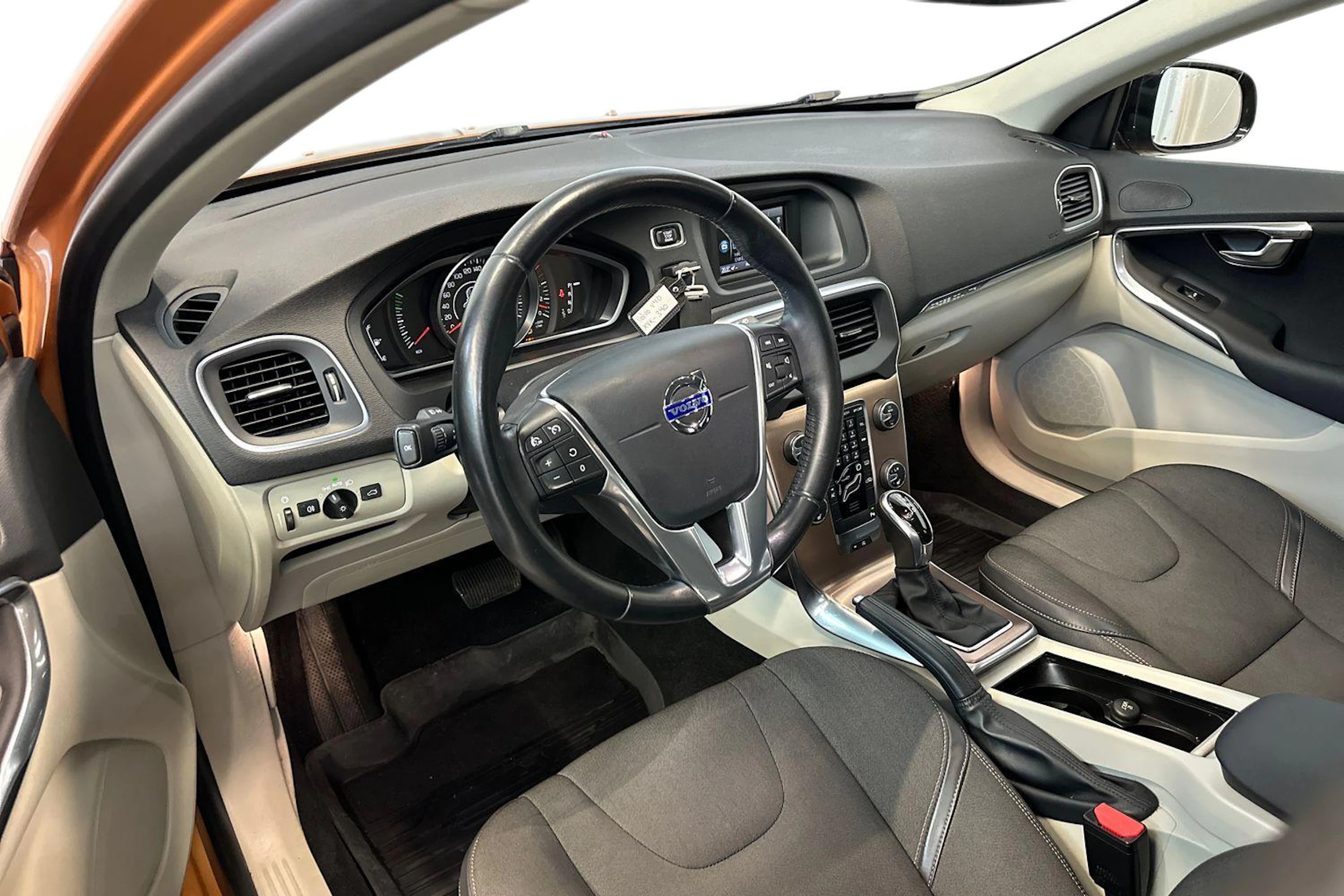 oranssi Volvo V40 Cross Country 2014 kuva 9.