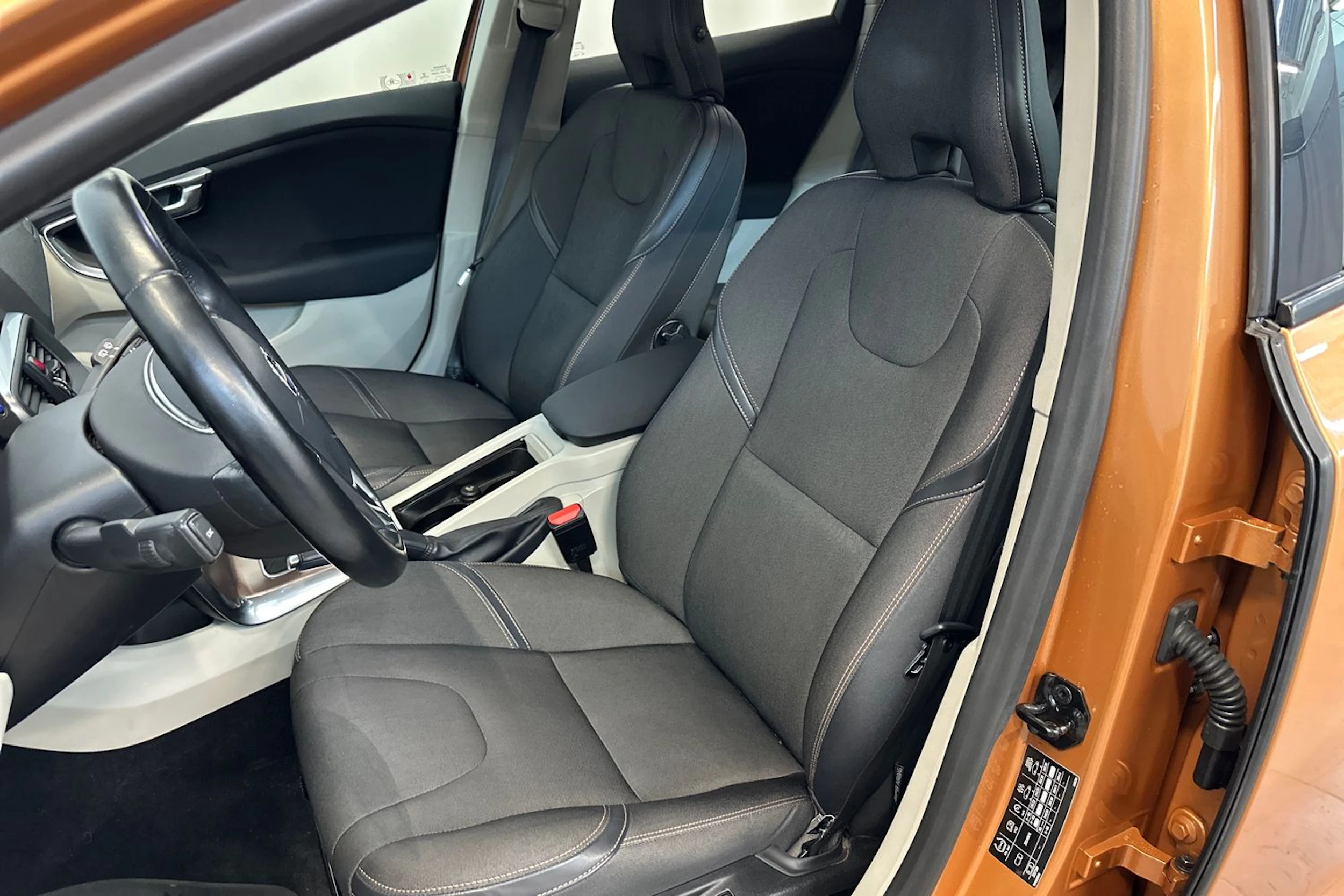 oranssi Volvo V40 Cross Country 2014 kuva 16.