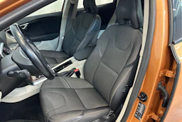 oranssi Volvo V40 Cross Country 2014 kuva 16.