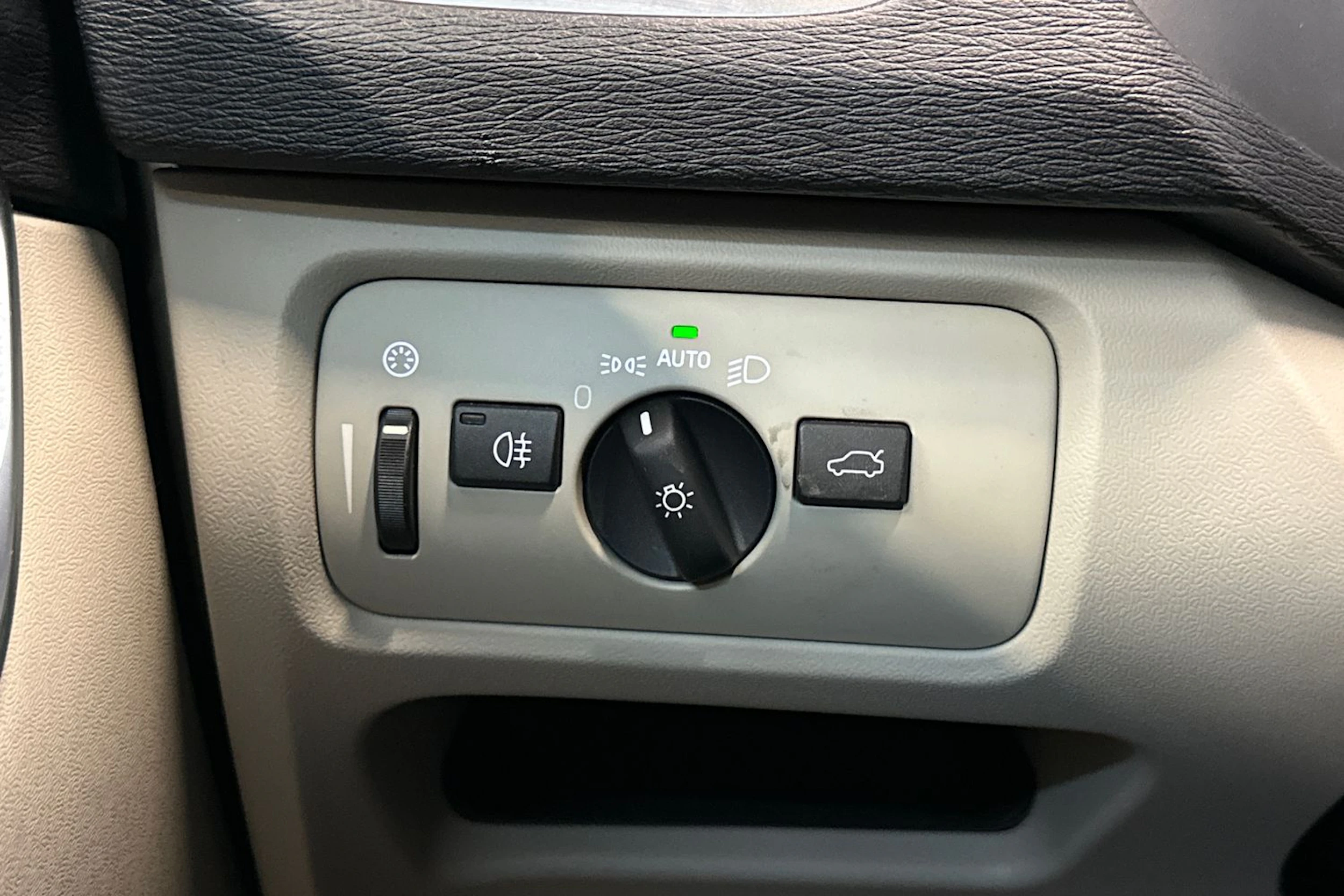 oranssi Volvo V40 Cross Country 2014 kuva 18.