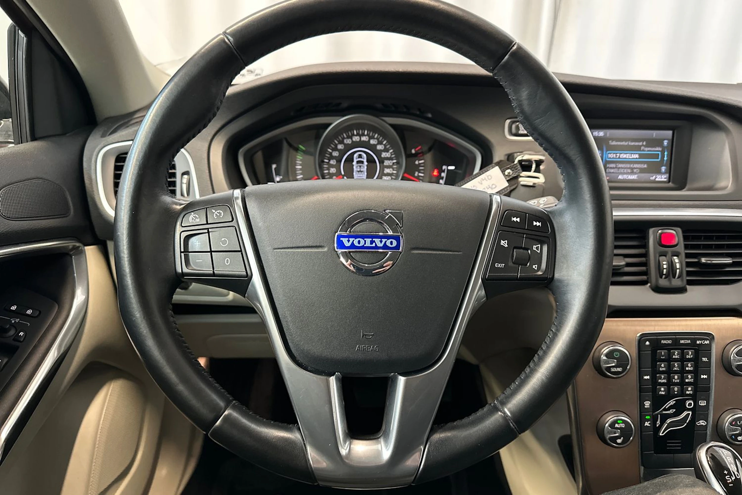 oranssi Volvo V40 Cross Country 2014 kuva 19.