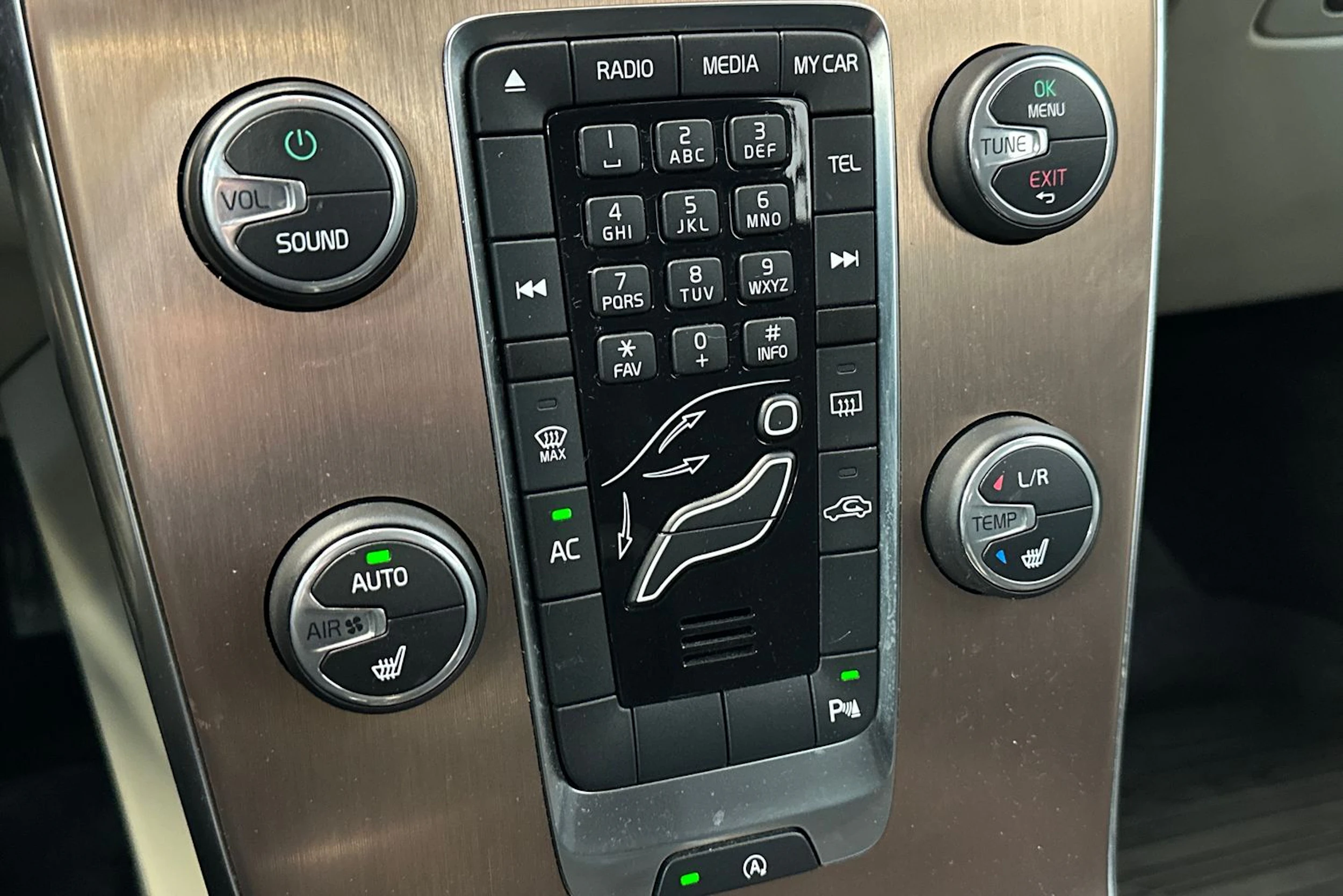 oranssi Volvo V40 Cross Country 2014 kuva 28.