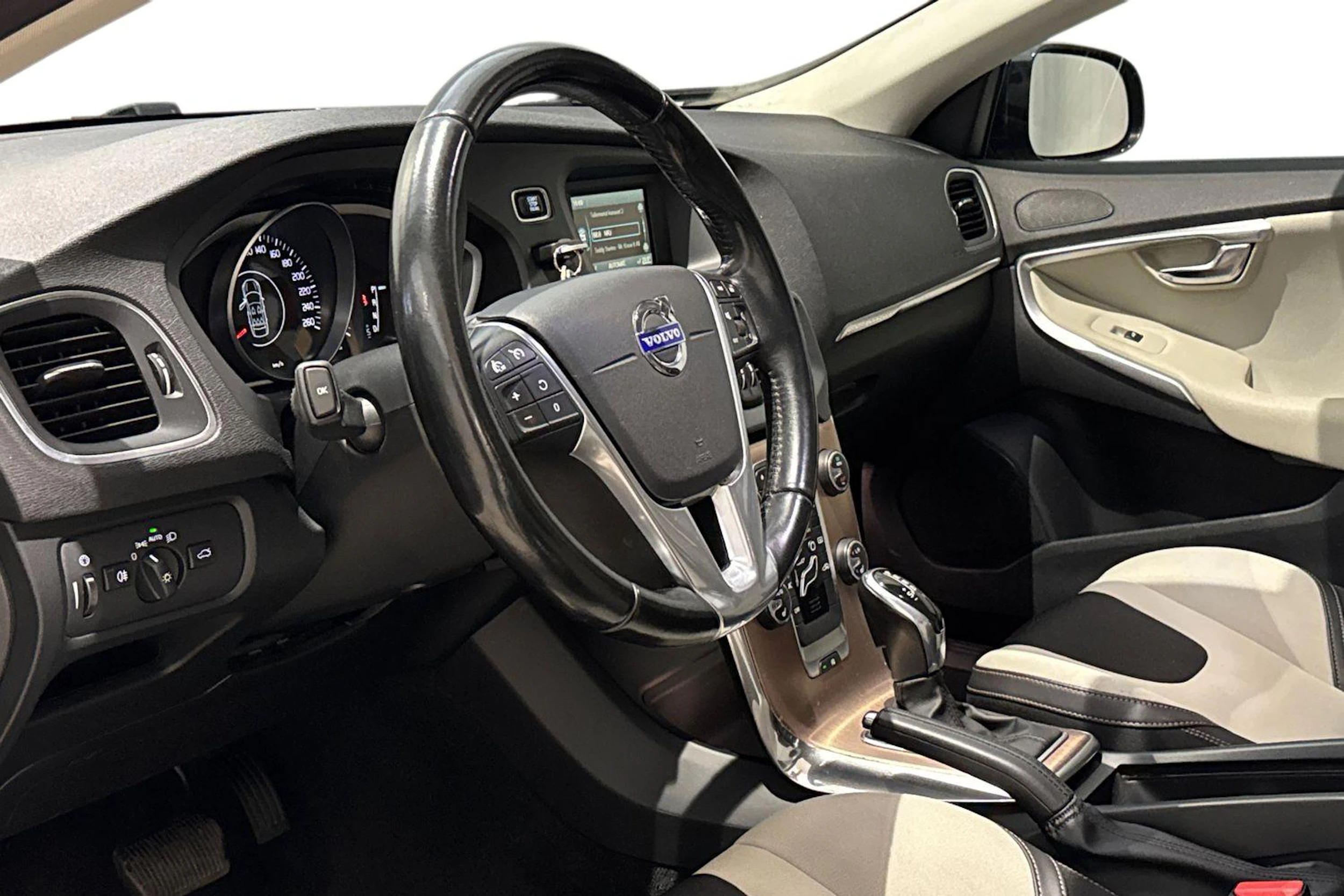 ruskea (beige) Volvo V40 Cross Country 2015 kuva 8.