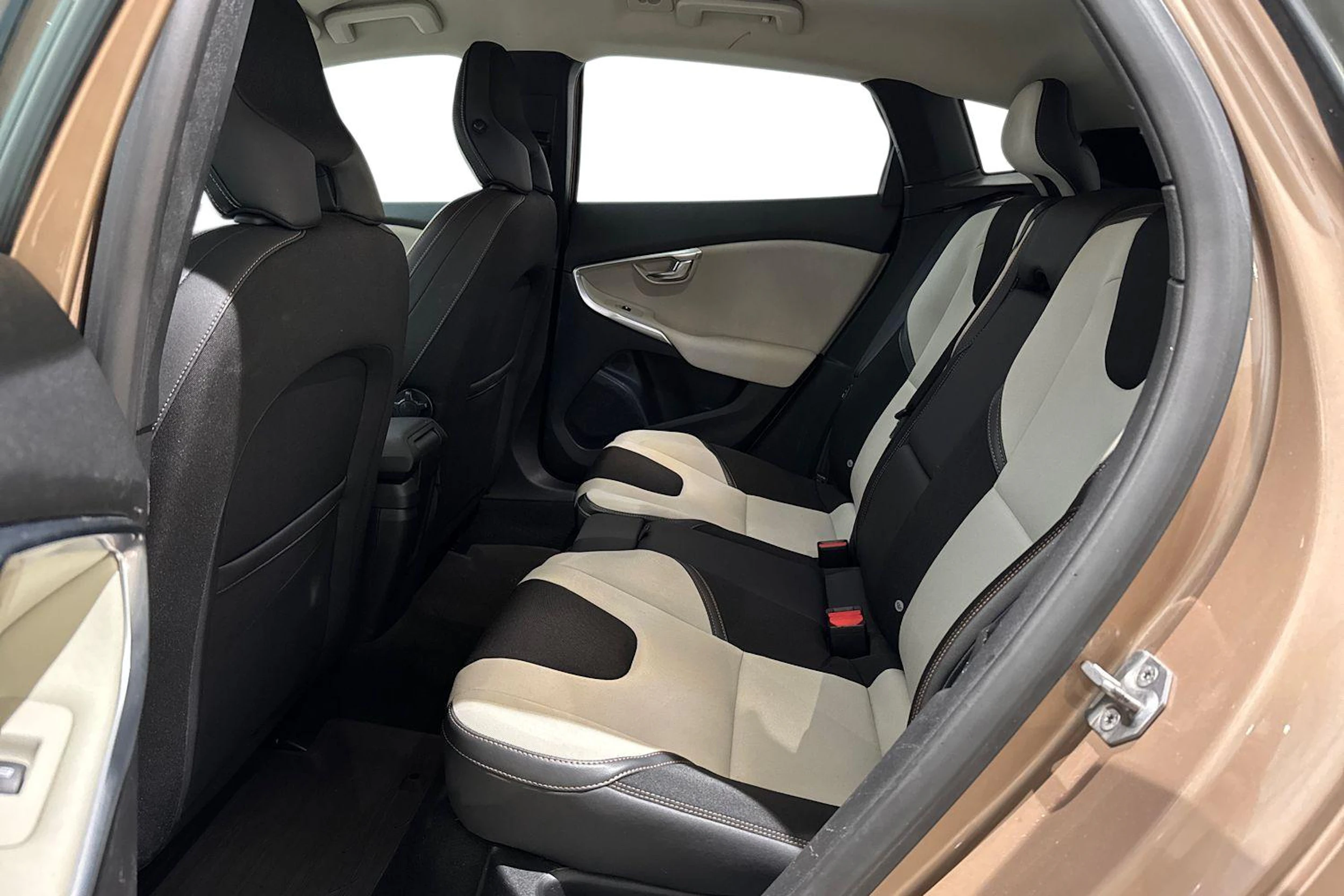 ruskea (beige) Volvo V40 Cross Country 2015 kuva 11.