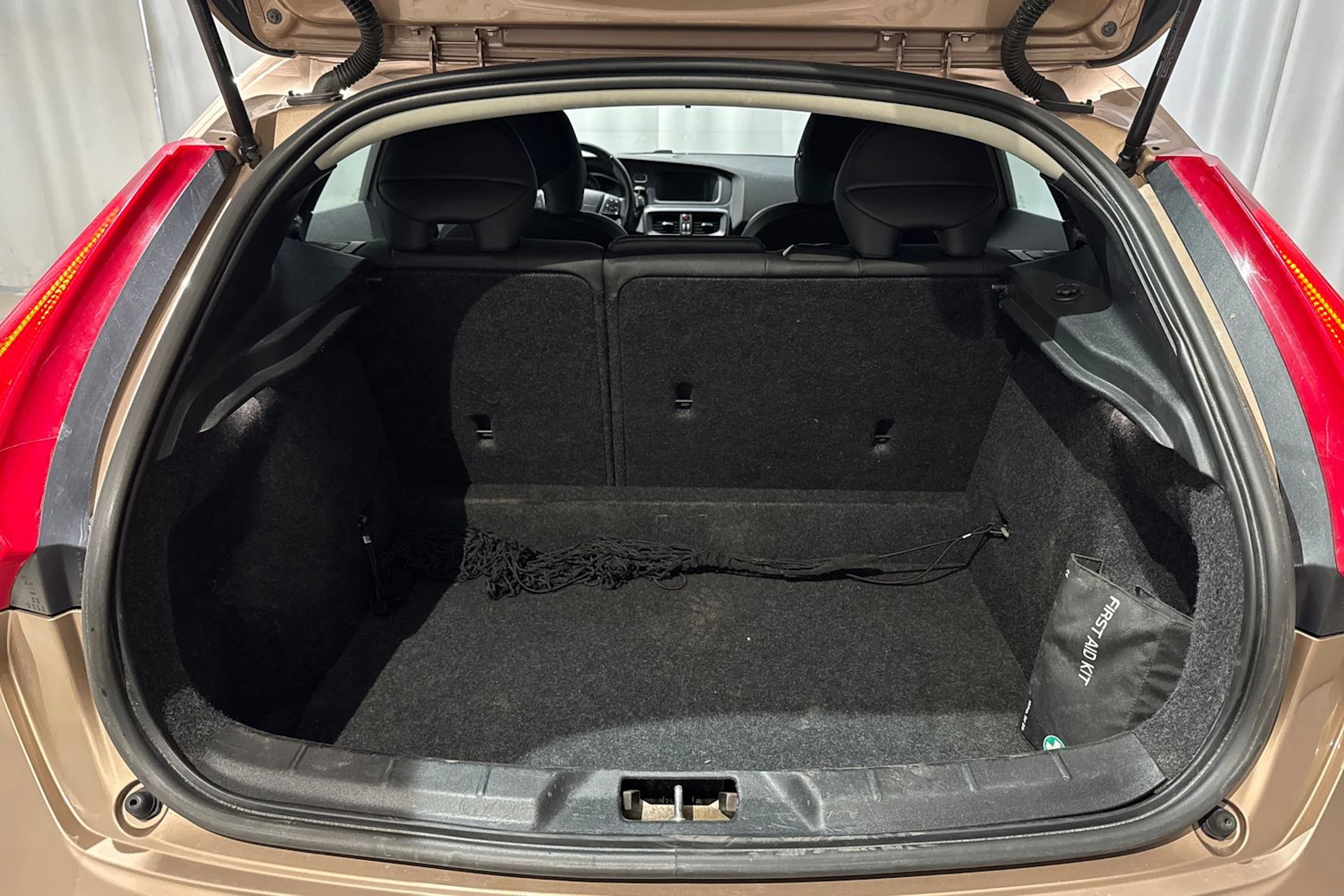 ruskea (beige) Volvo V40 Cross Country 2015 kuva 17.