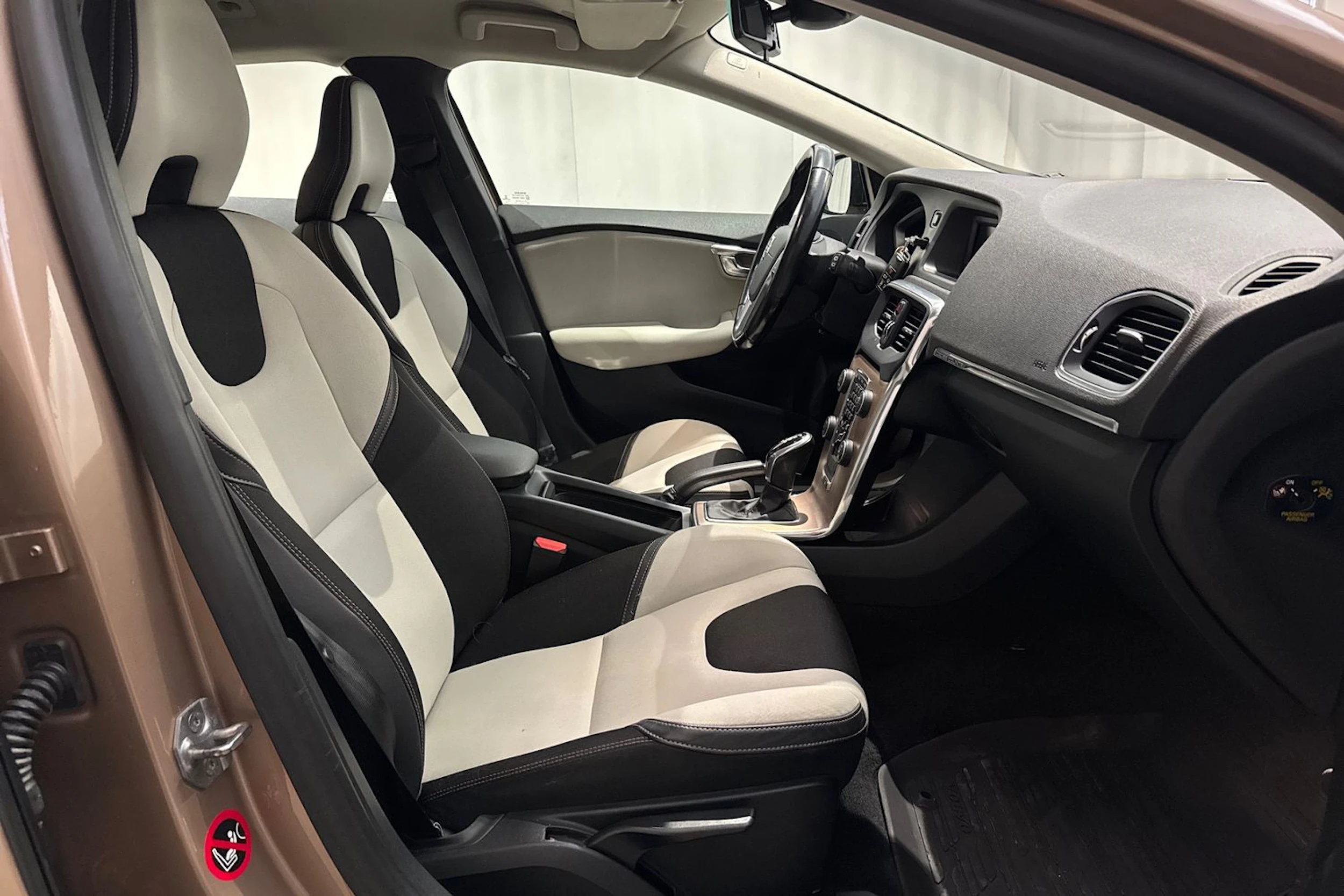 ruskea (beige) Volvo V40 Cross Country 2015 kuva 18.