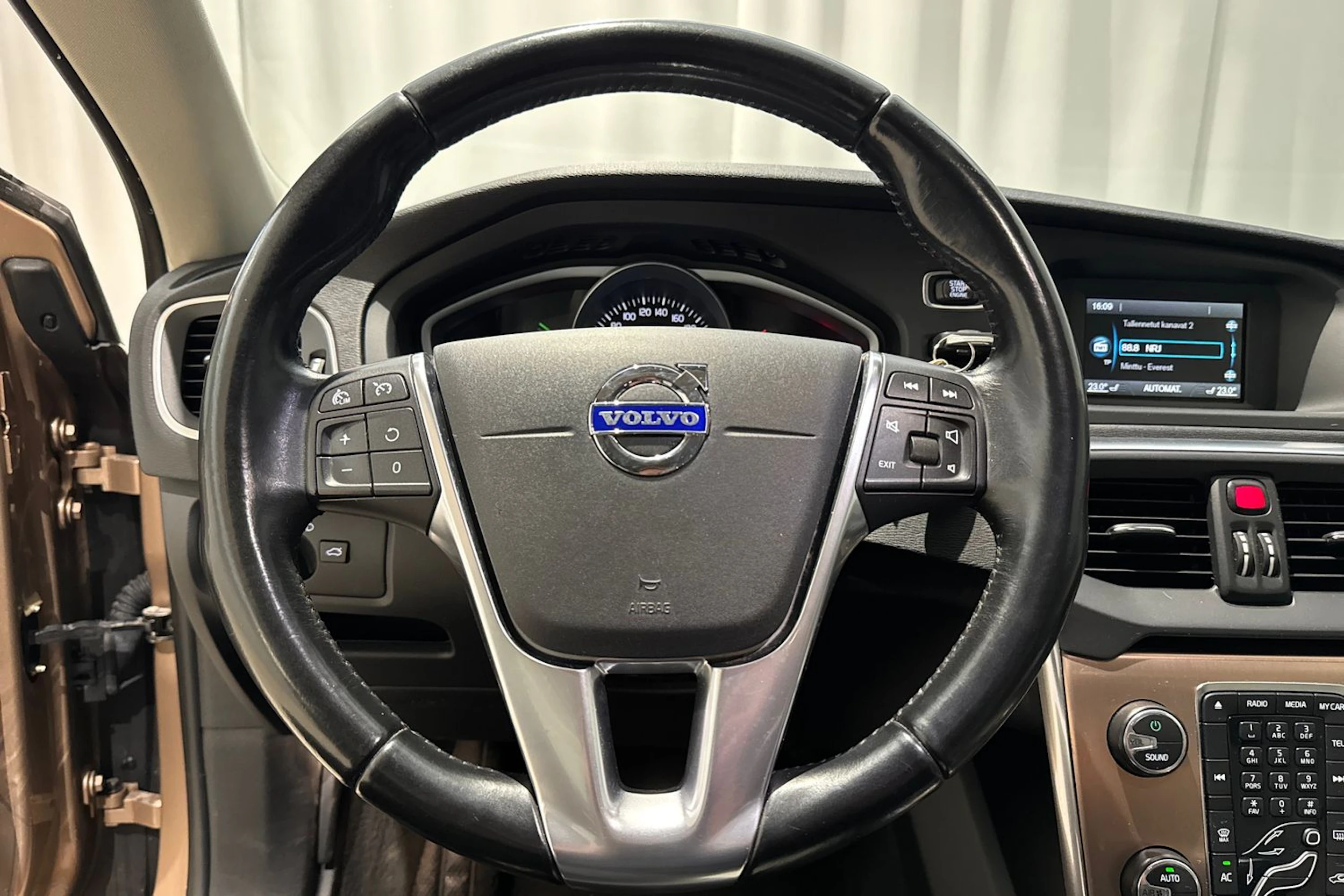 ruskea (beige) Volvo V40 Cross Country 2015 kuva 19.