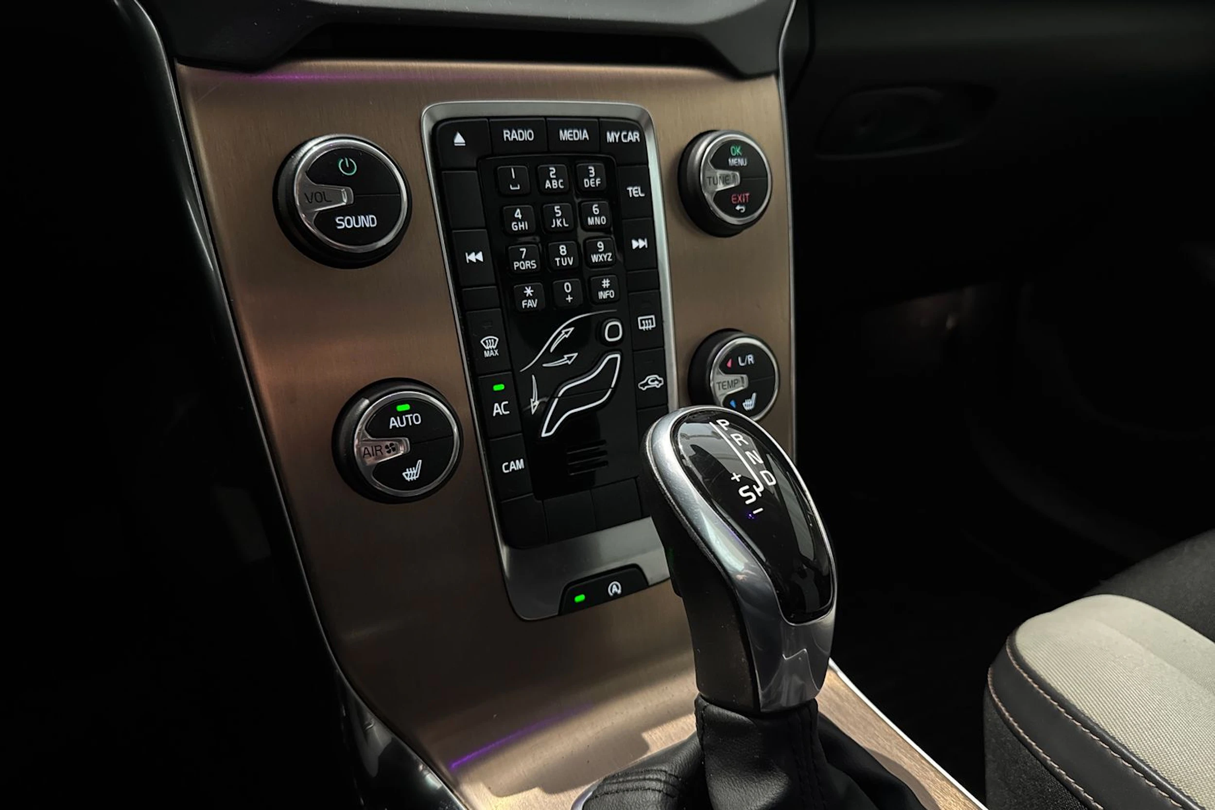 ruskea (beige) Volvo V40 Cross Country 2015 kuva 25.