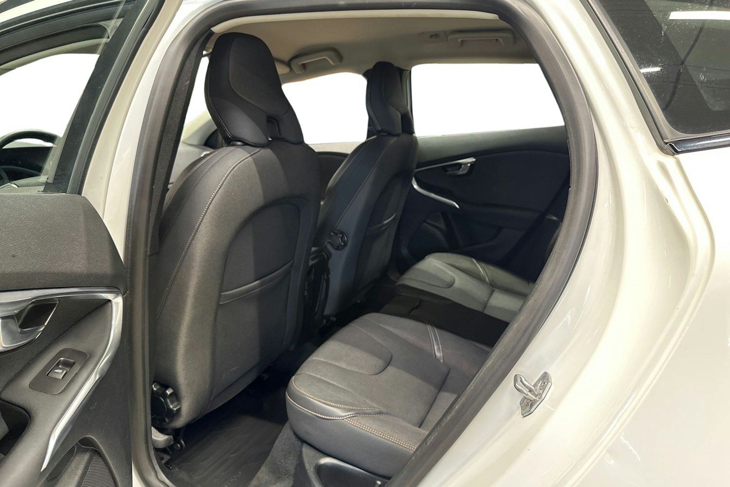 valkoinen Volvo V40 Cross Country 2015 kuva 10.