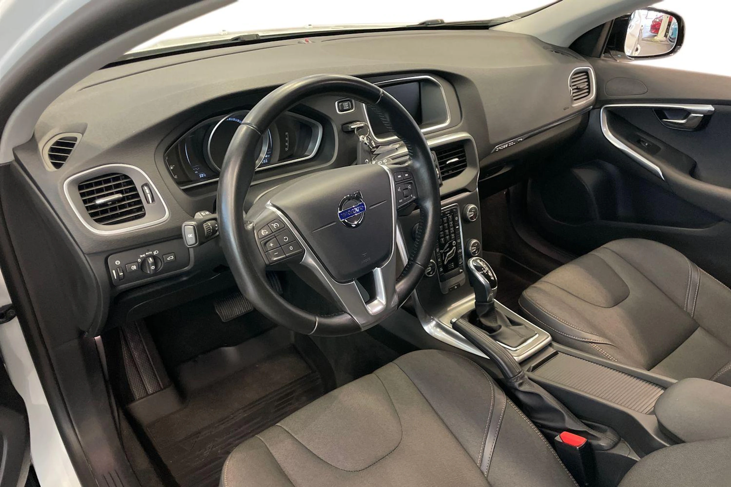 valkoinen Volvo V40 Cross Country 2016 kuva 6.