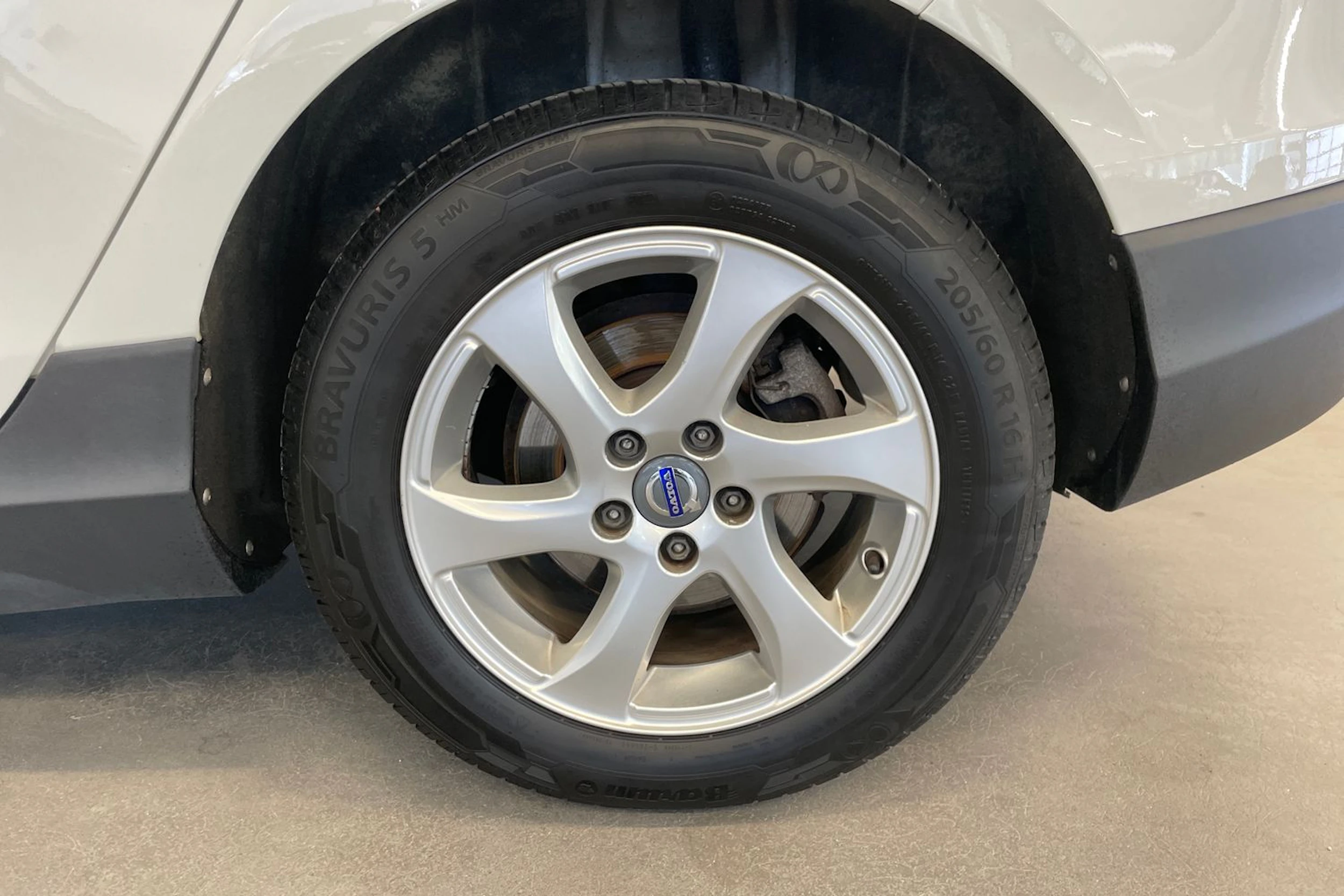 valkoinen Volvo V40 Cross Country 2016 kuva 10.