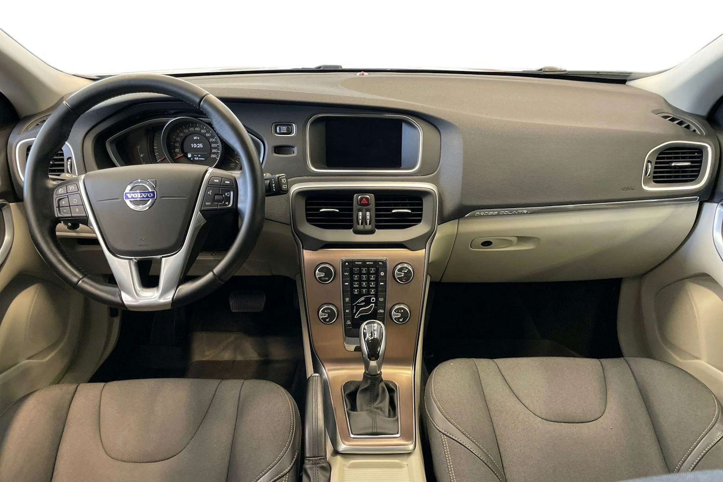 Valkoinen Volvo V40 Cross Country 2016 kuva 9.
