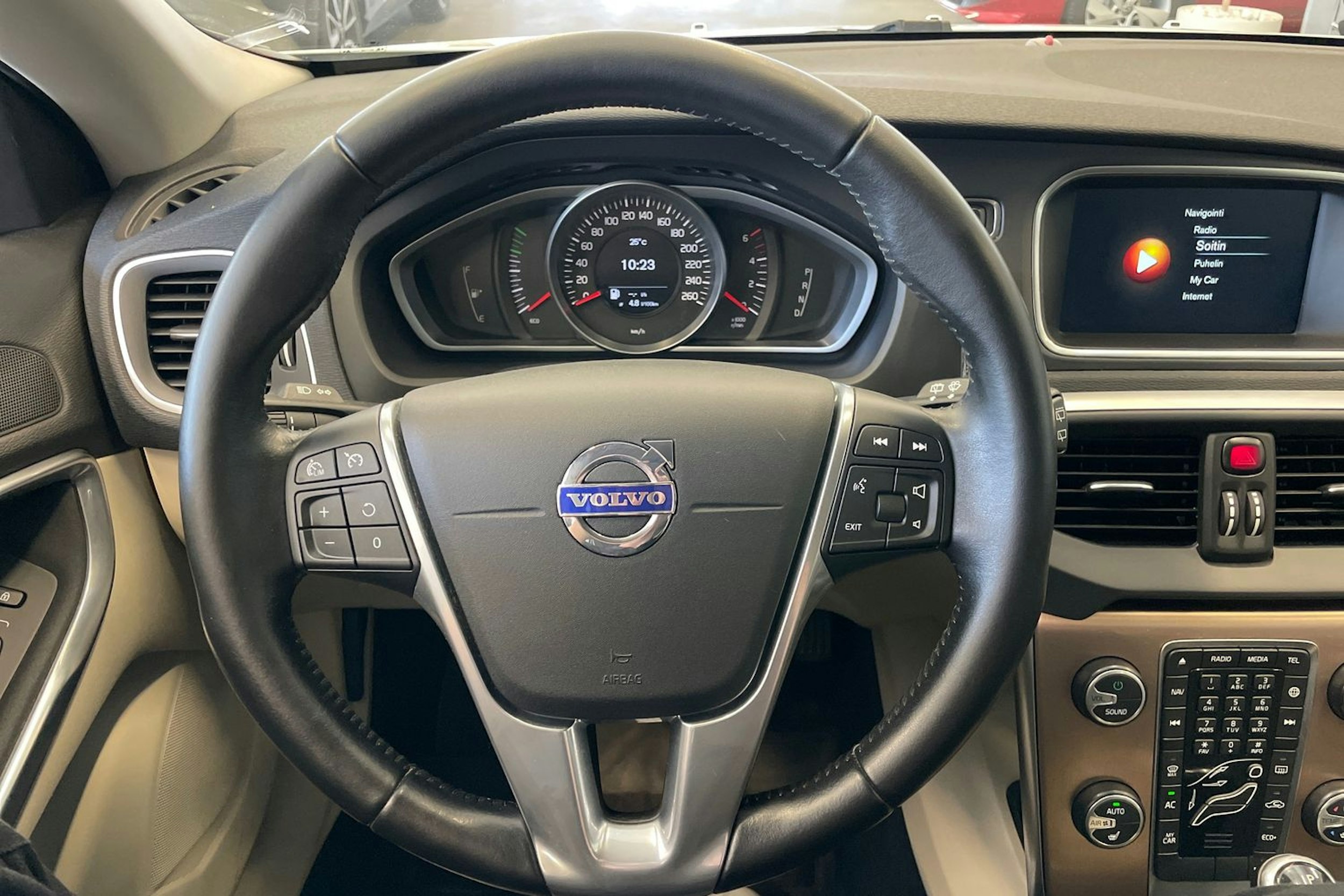 Valkoinen Volvo V40 Cross Country 2016 kuva 17.