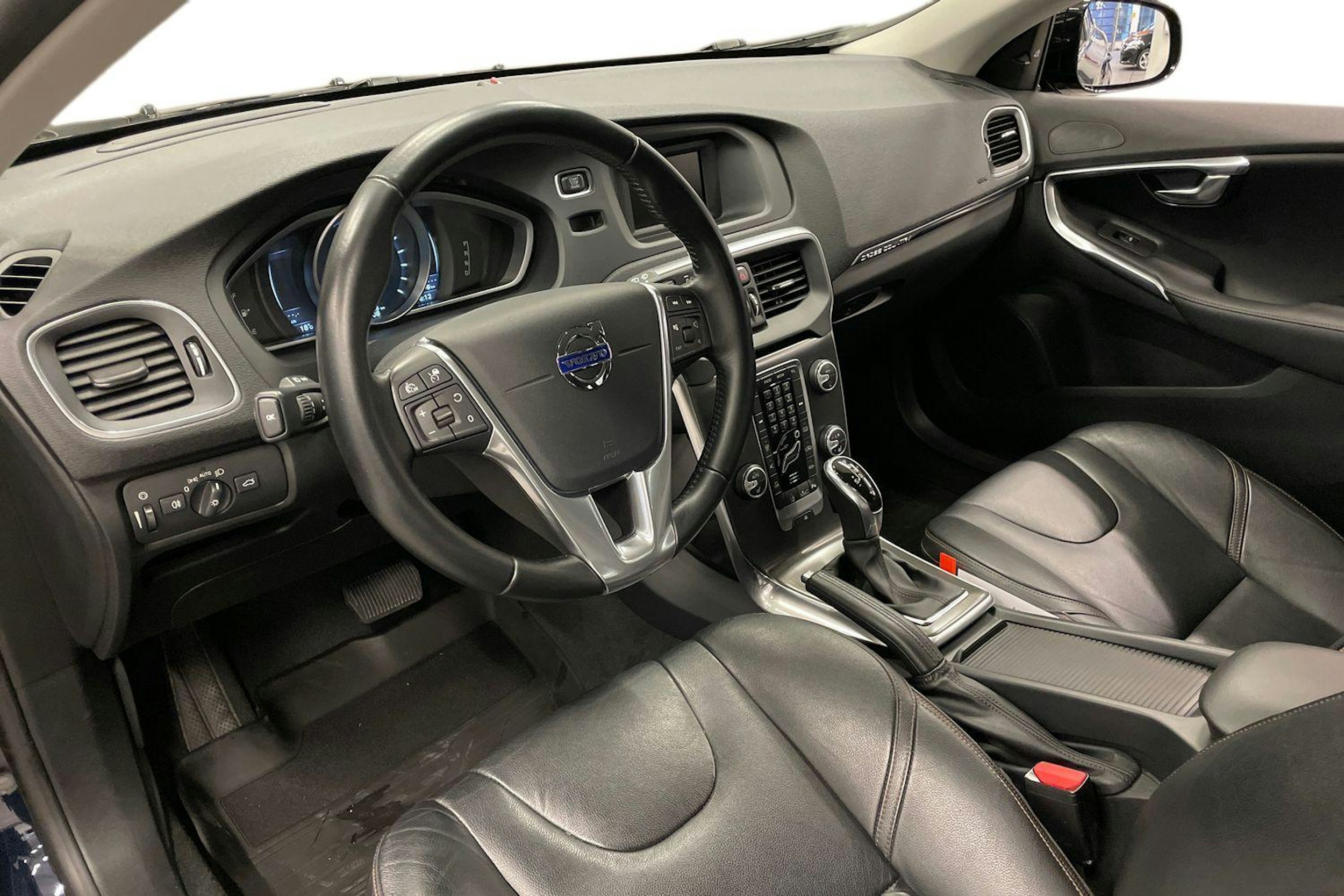 sininen Volvo V40 Cross Country 2016 kuva 7.