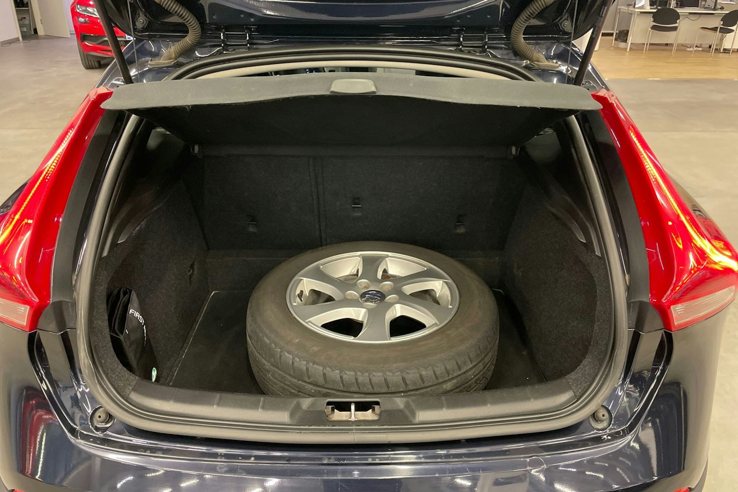 sininen Volvo V40 Cross Country 2016 kuva 16.