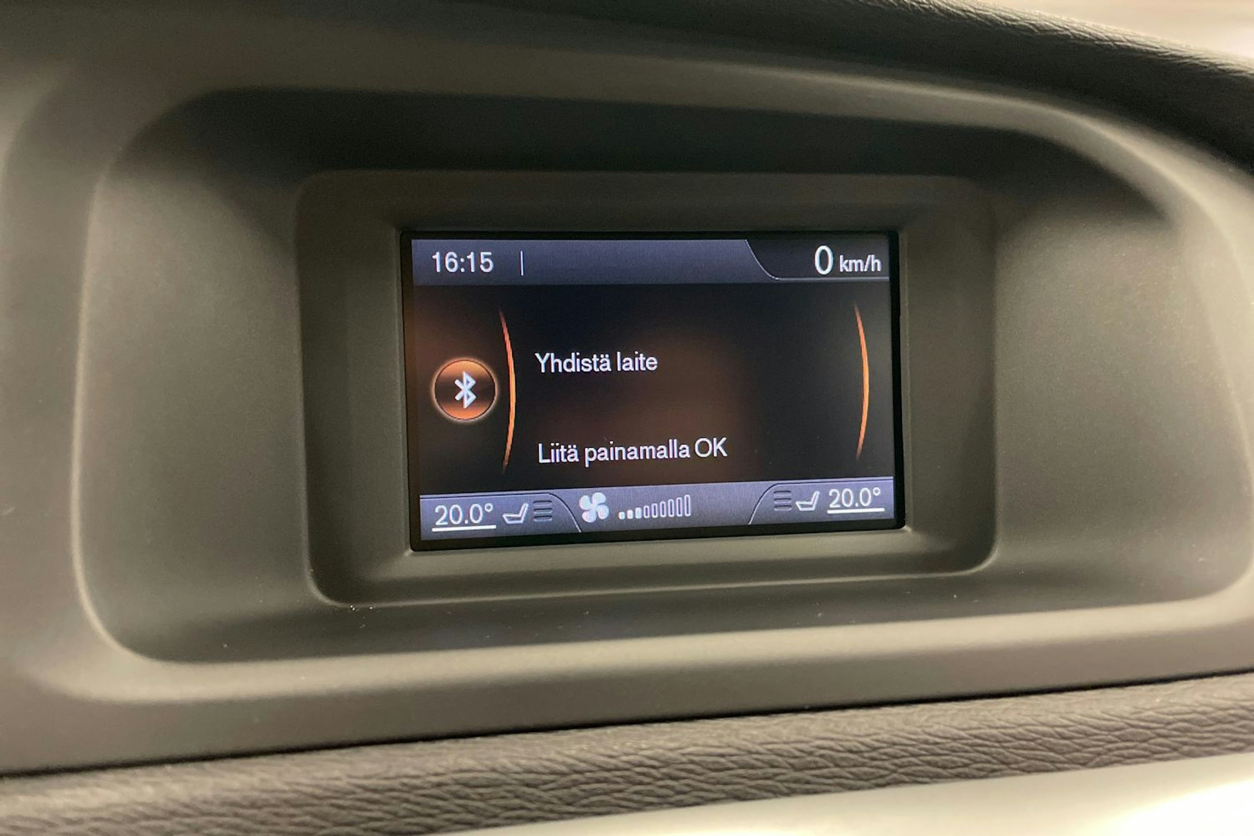 sininen Volvo V40 Cross Country 2016 kuva 20.