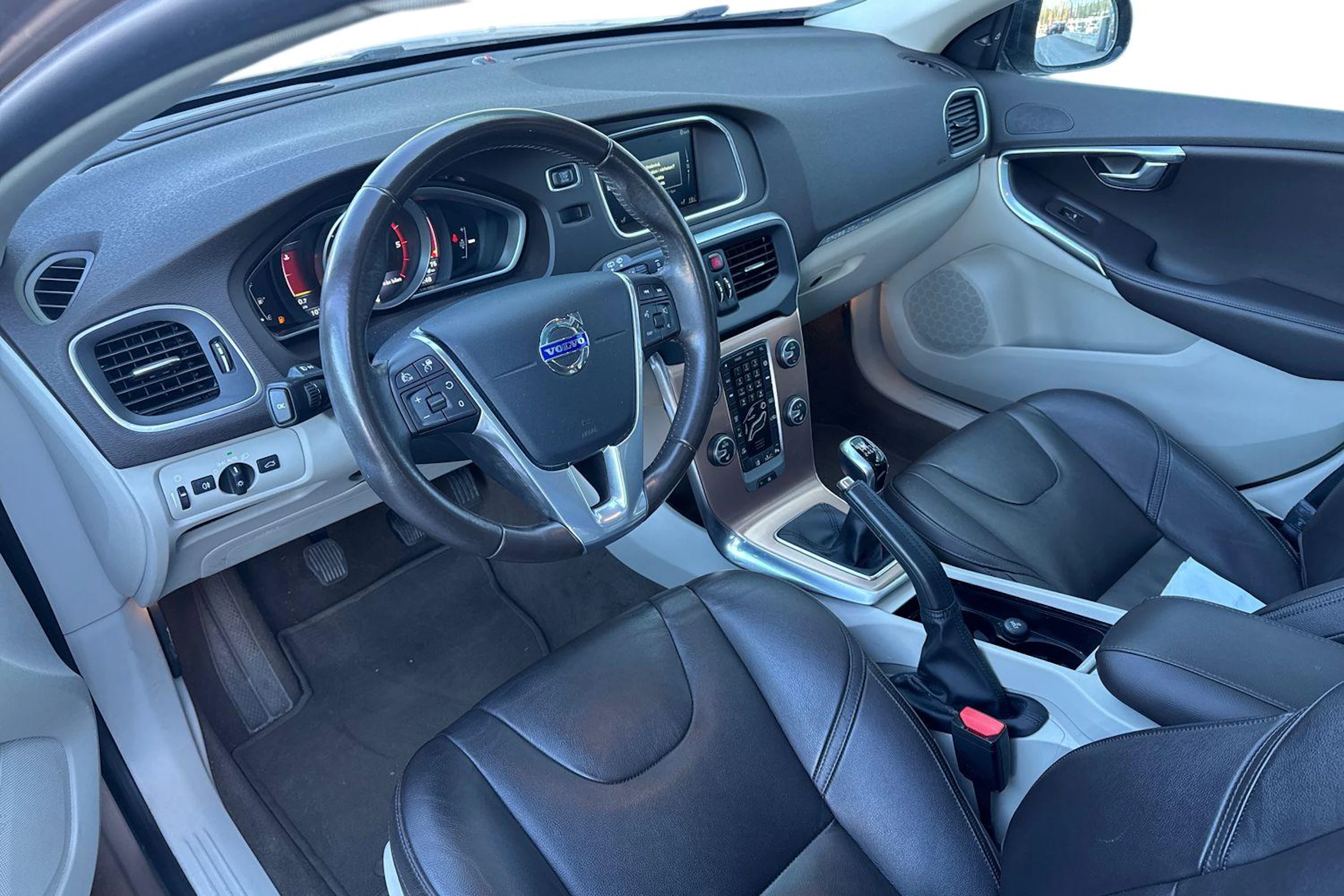 ruskea (beige) Volvo V40 Cross Country 2016 kuva 3.