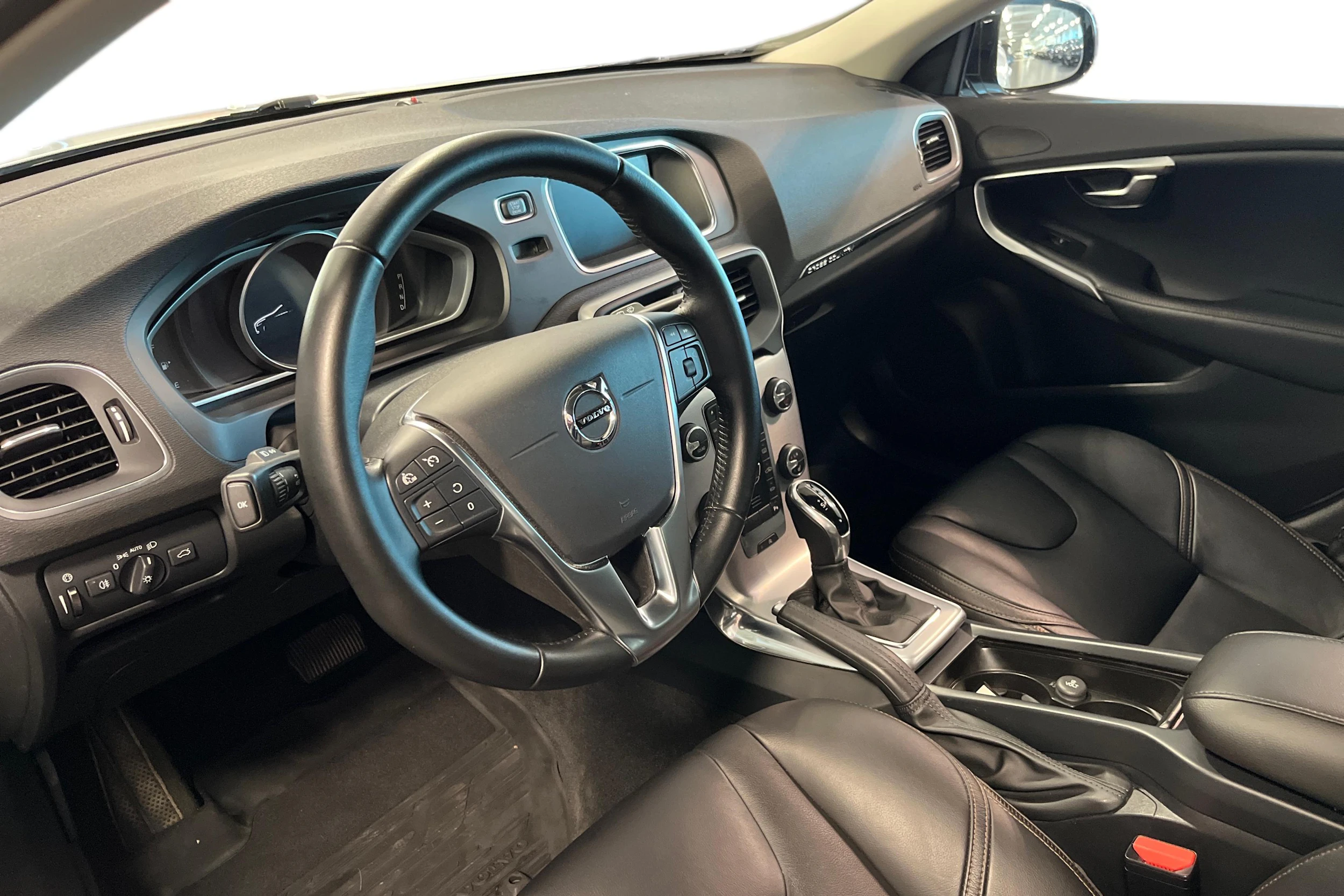valkoinen Volvo V40 Cross Country 2017 kuva 6.