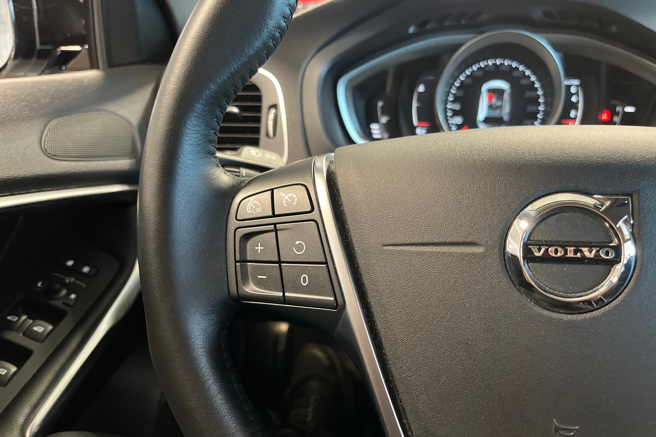 valkoinen Volvo V40 Cross Country 2017 kuva 11.