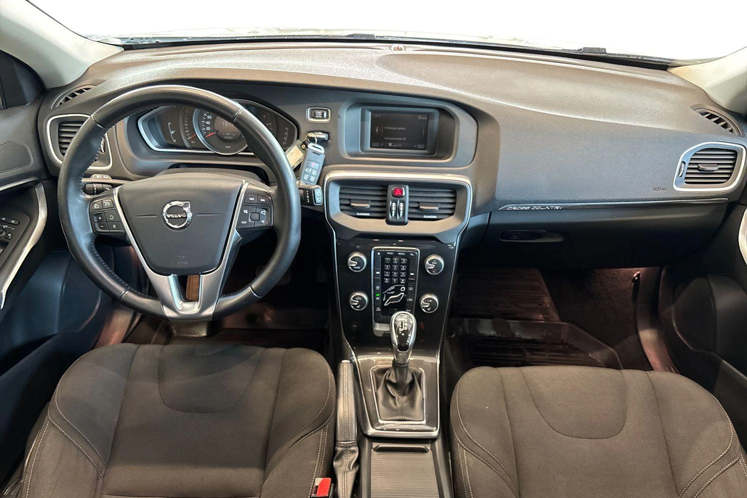 Valkoinen Volvo V40 Cross Country 2017 kuva 9.