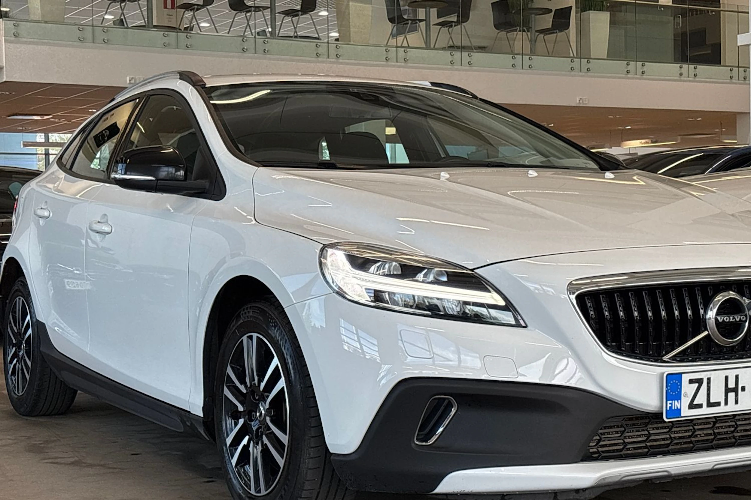Valkoinen Volvo V40 Cross Country 2017 kuva 20.