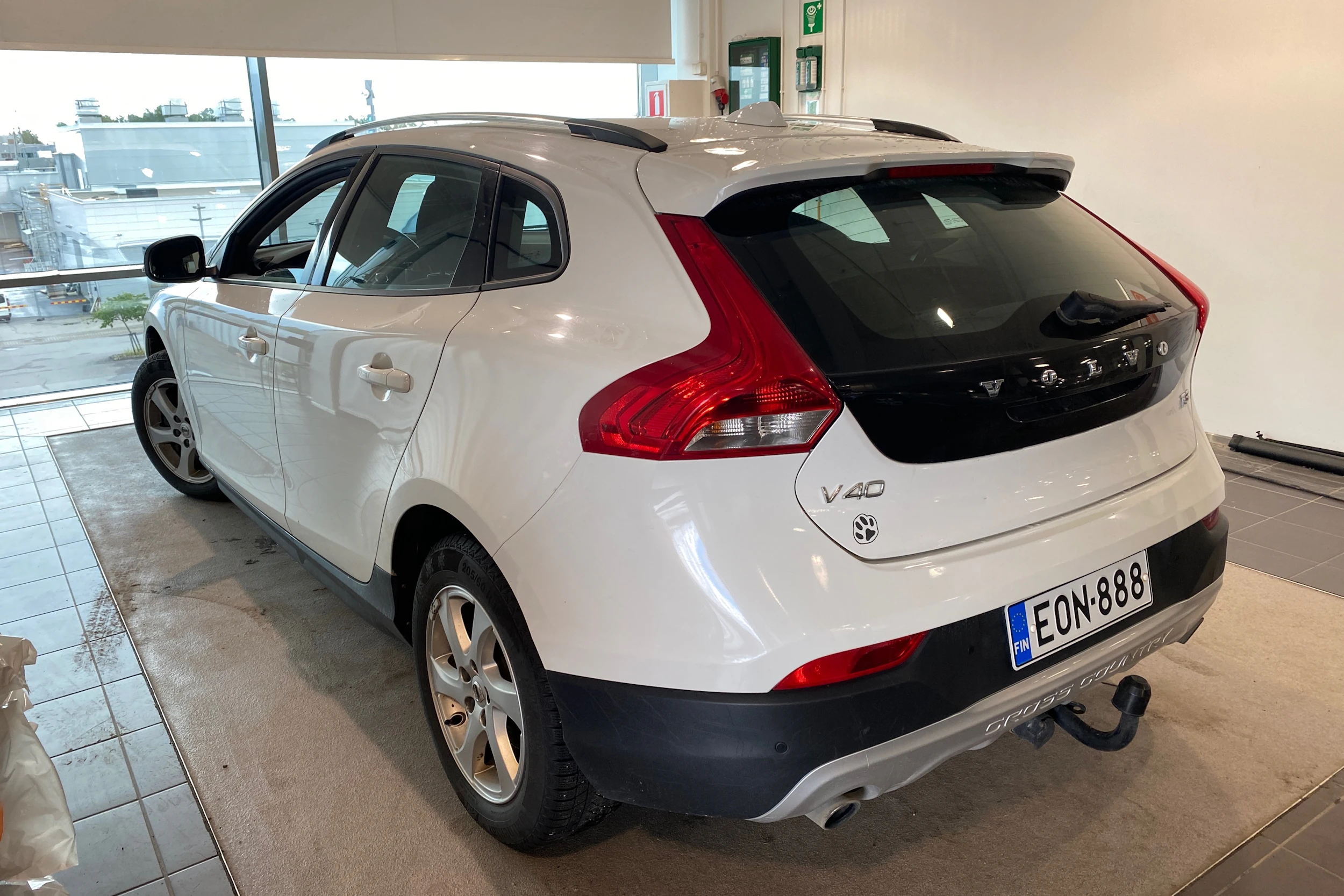 valkoinen Volvo V40 Cross Country 2018 kuva 4.