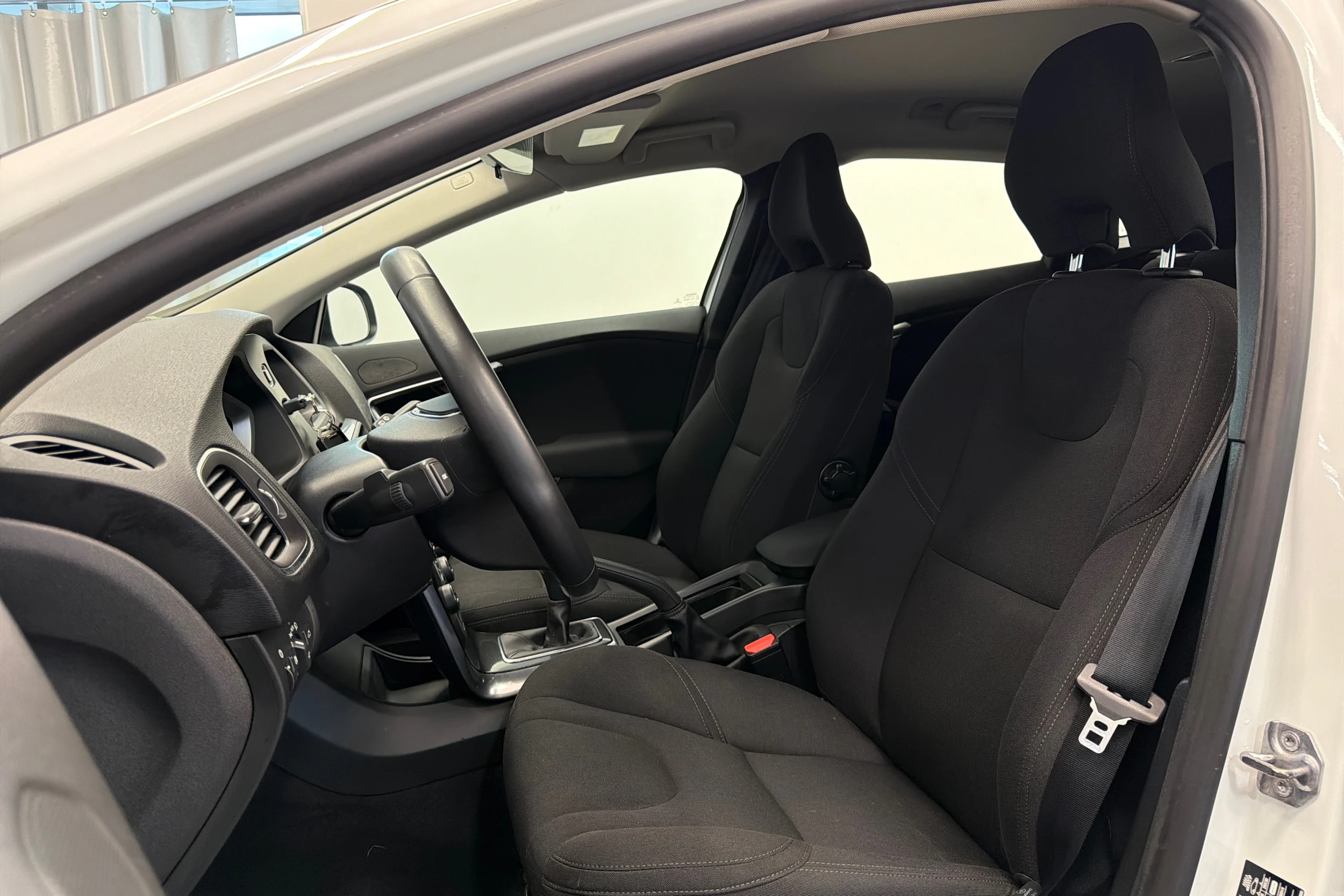 valkoinen Volvo V40 Cross Country 2018 kuva 11.