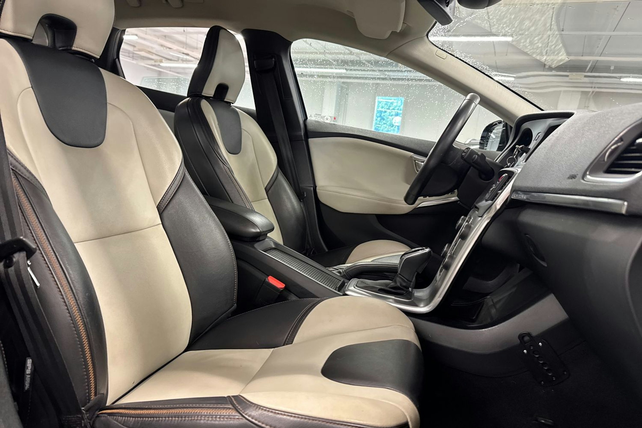 Sininen Volvo V40 Cross Country 2018 kuva 13.