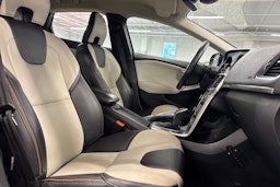 Sininen Volvo V40 Cross Country 2018 kuva 13.