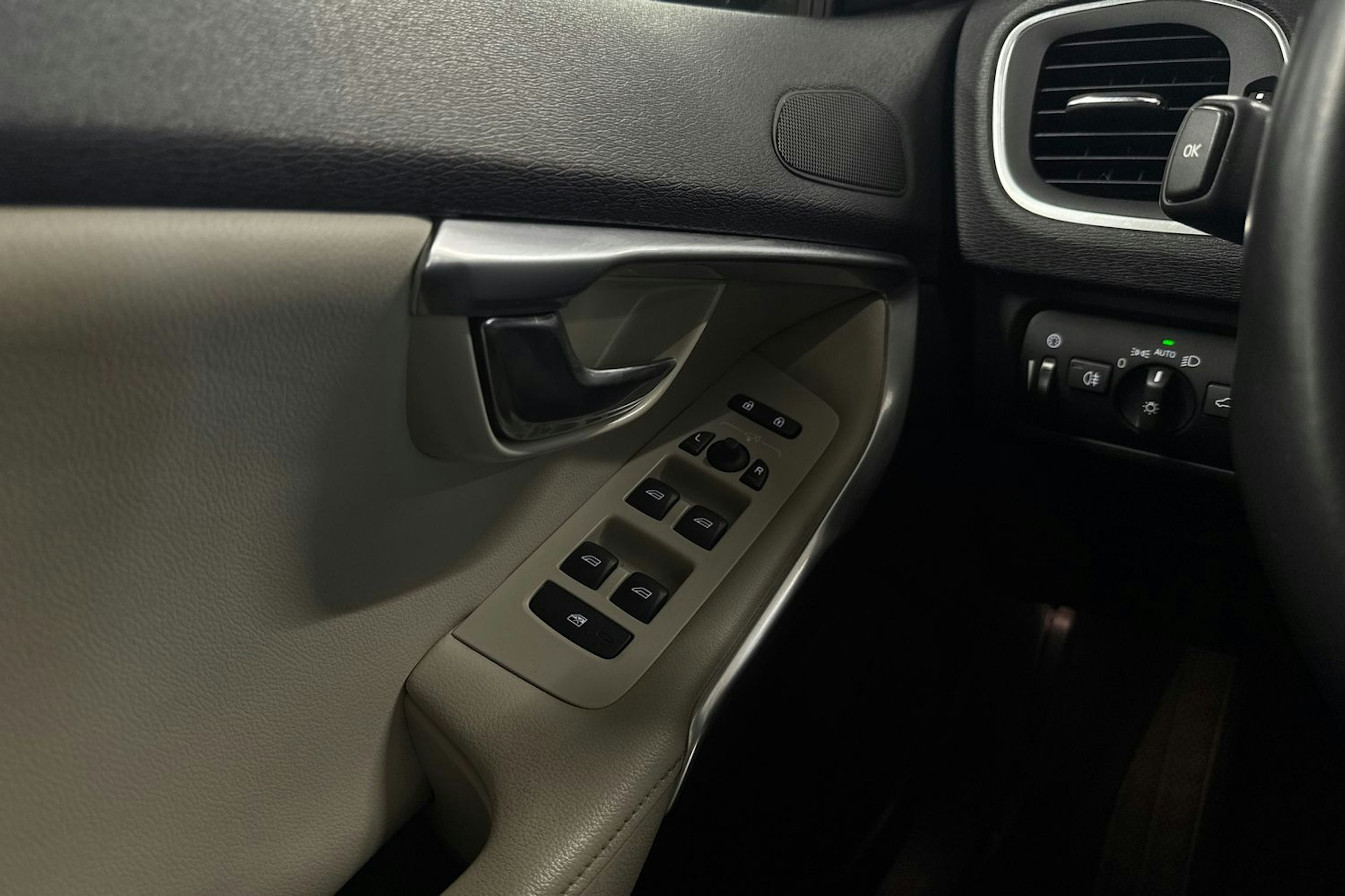 Sininen Volvo V40 Cross Country 2018 kuva 18.