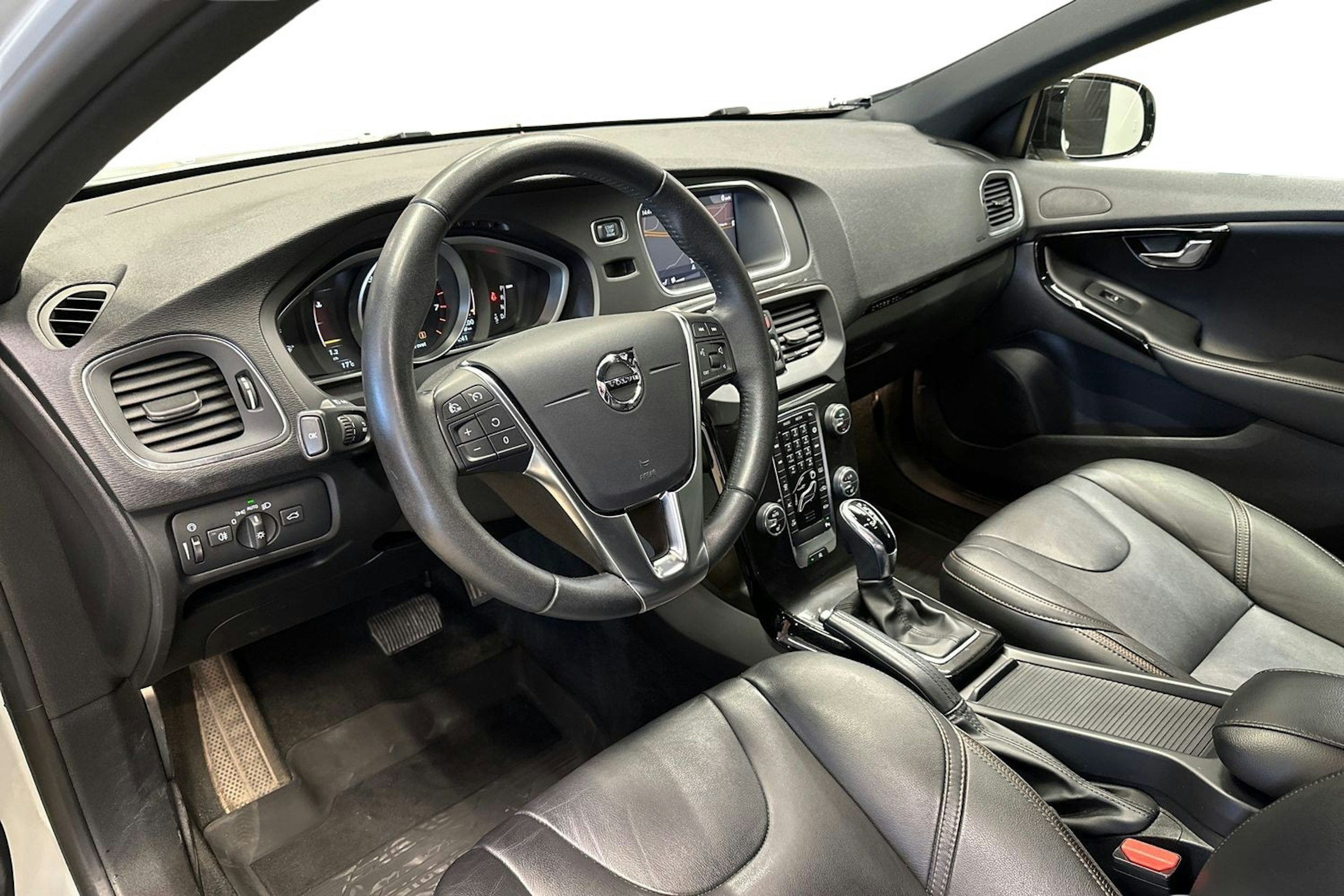 valkoinen Volvo V40 Cross Country 2018 kuva 7.