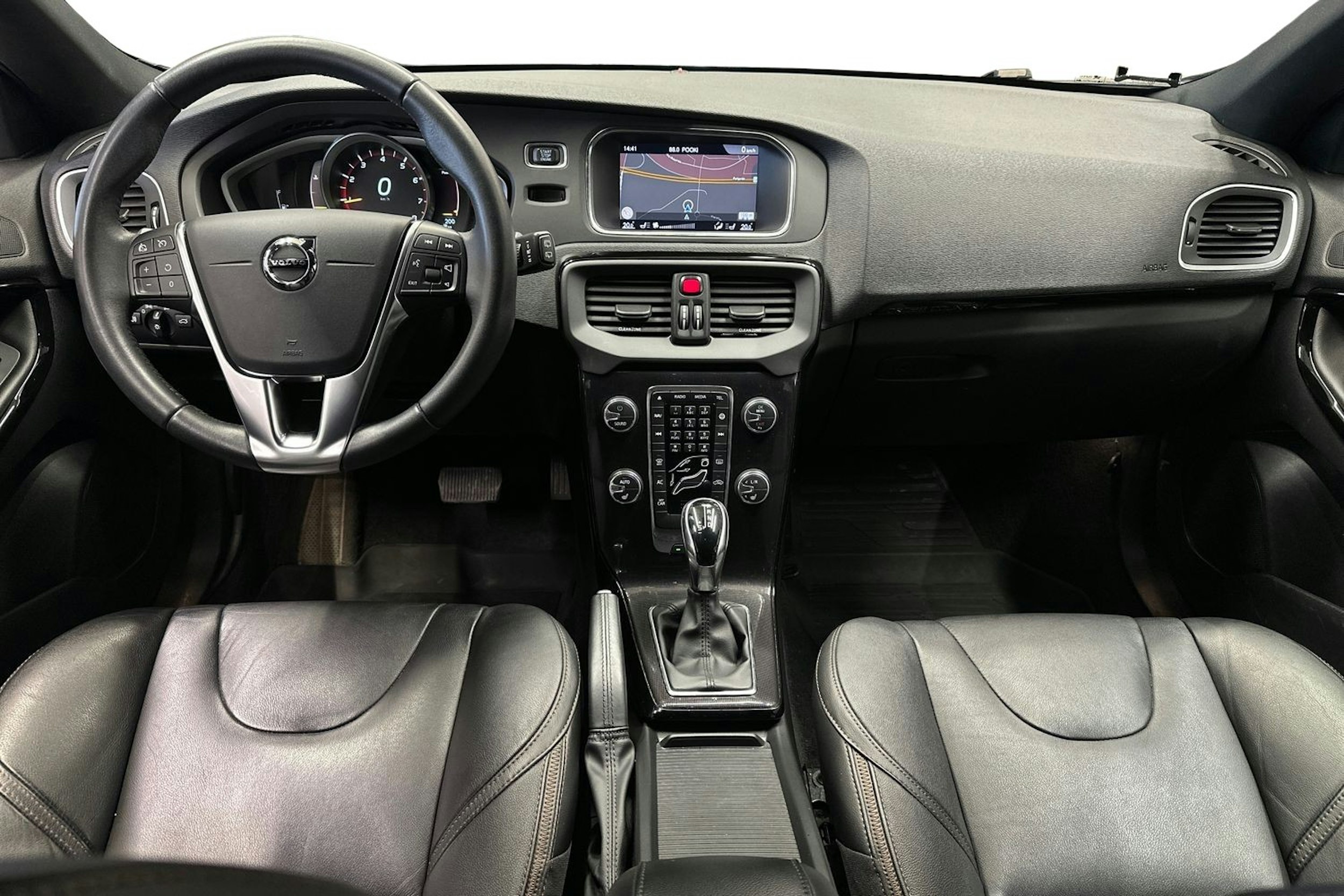valkoinen Volvo V40 Cross Country 2018 kuva 9.