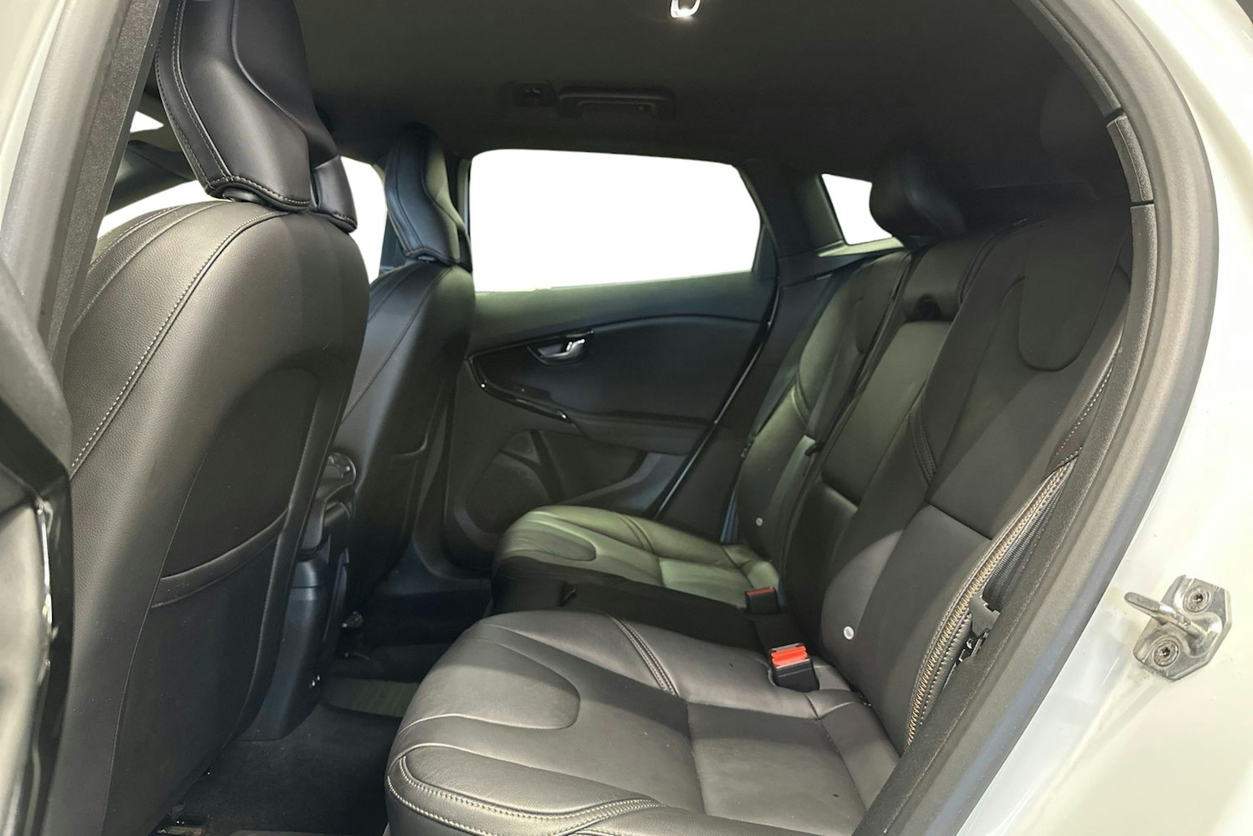 valkoinen Volvo V40 Cross Country 2018 kuva 10.