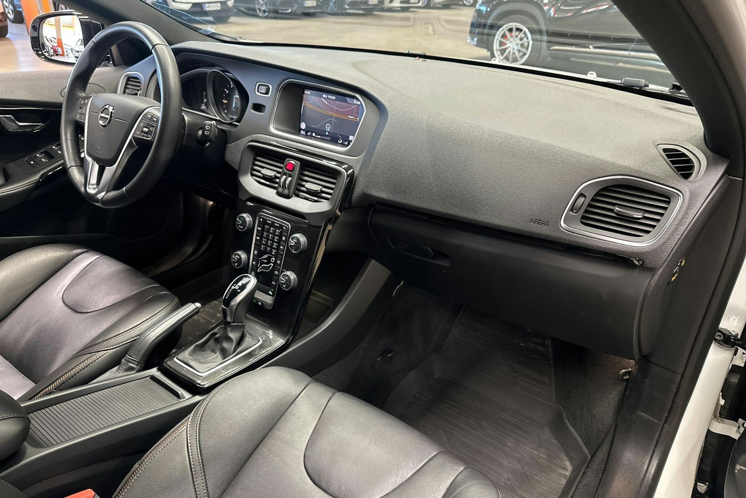 valkoinen Volvo V40 Cross Country 2018 kuva 14.