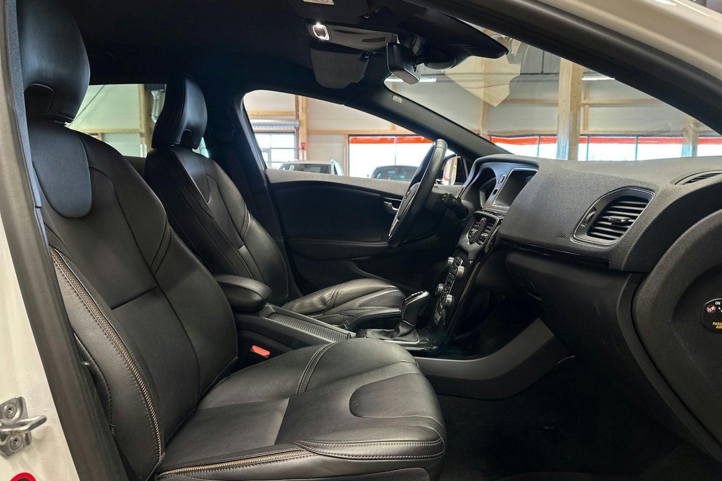 valkoinen Volvo V40 Cross Country 2018 kuva 15.
