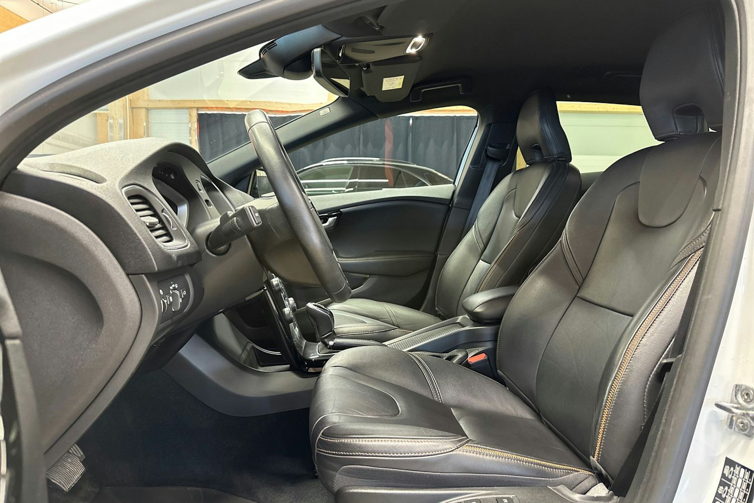 valkoinen Volvo V40 Cross Country 2018 kuva 17.
