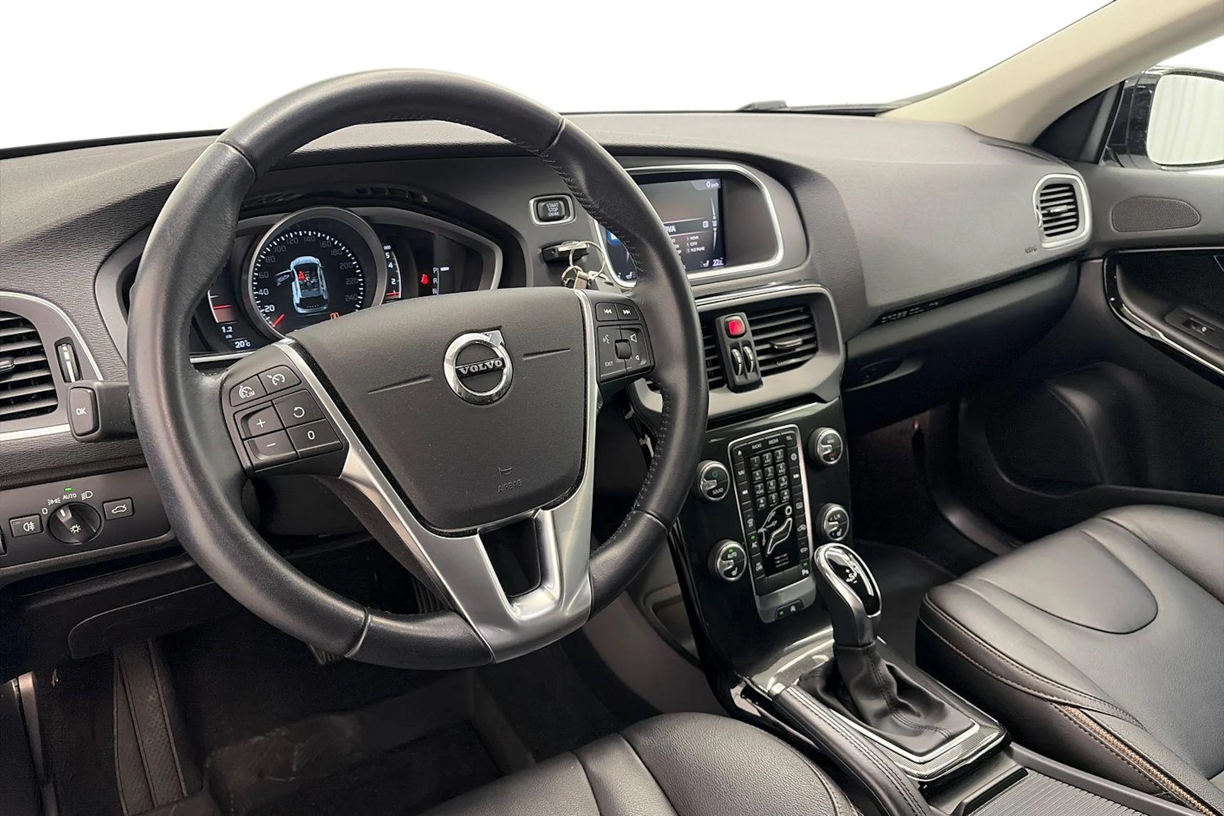 valkoinen Volvo V40 Cross Country 2019 kuva 6.