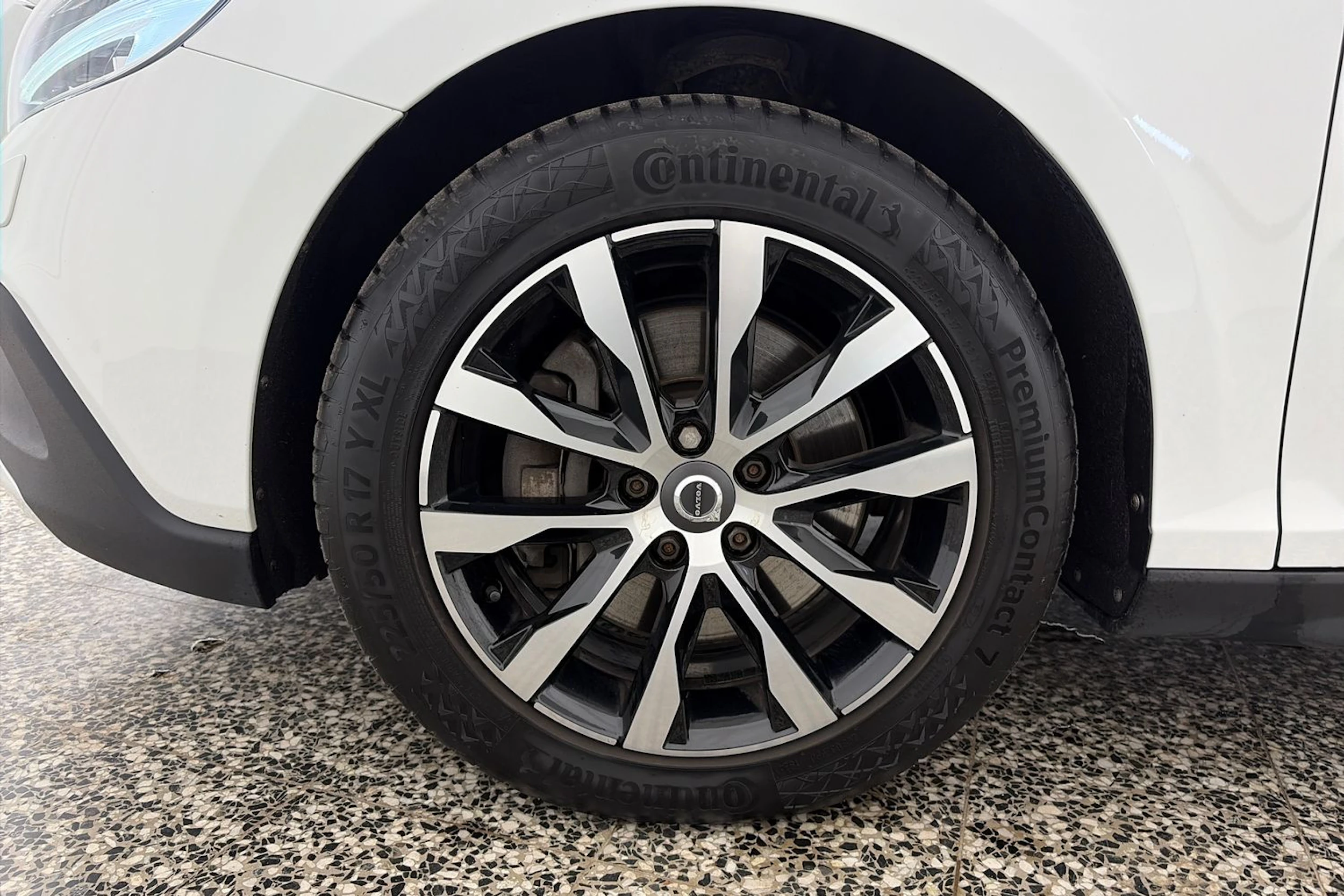 valkoinen Volvo V40 Cross Country 2019 kuva 10.