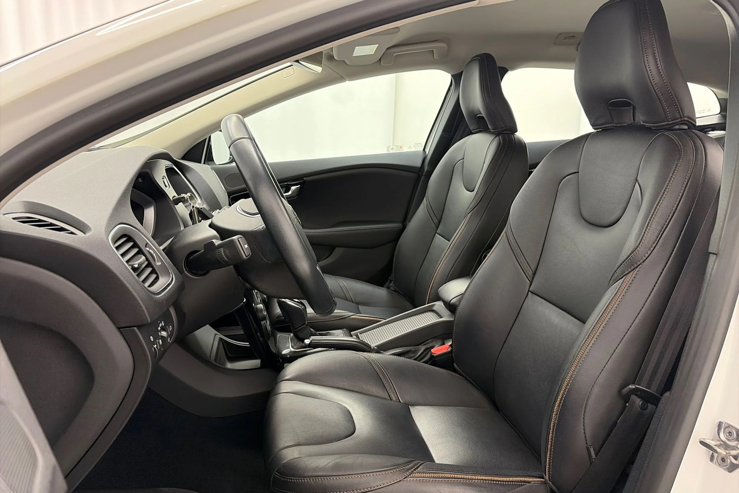 valkoinen Volvo V40 Cross Country 2019 kuva 13.