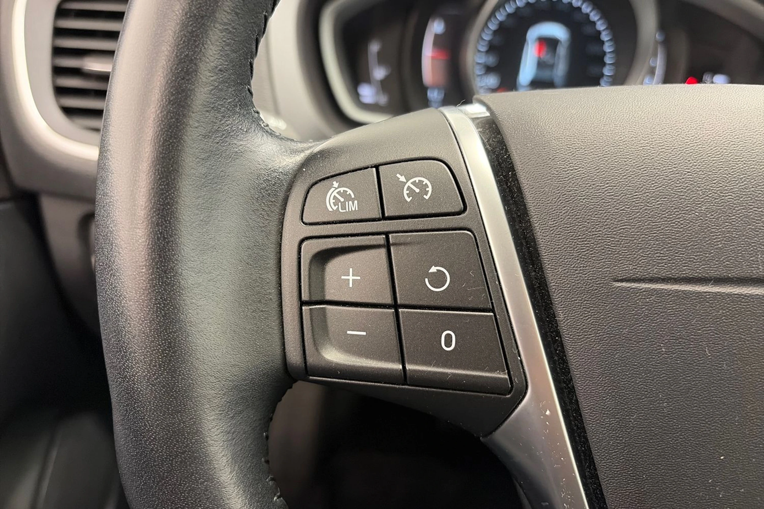 valkoinen Volvo V40 Cross Country 2019 kuva 15.