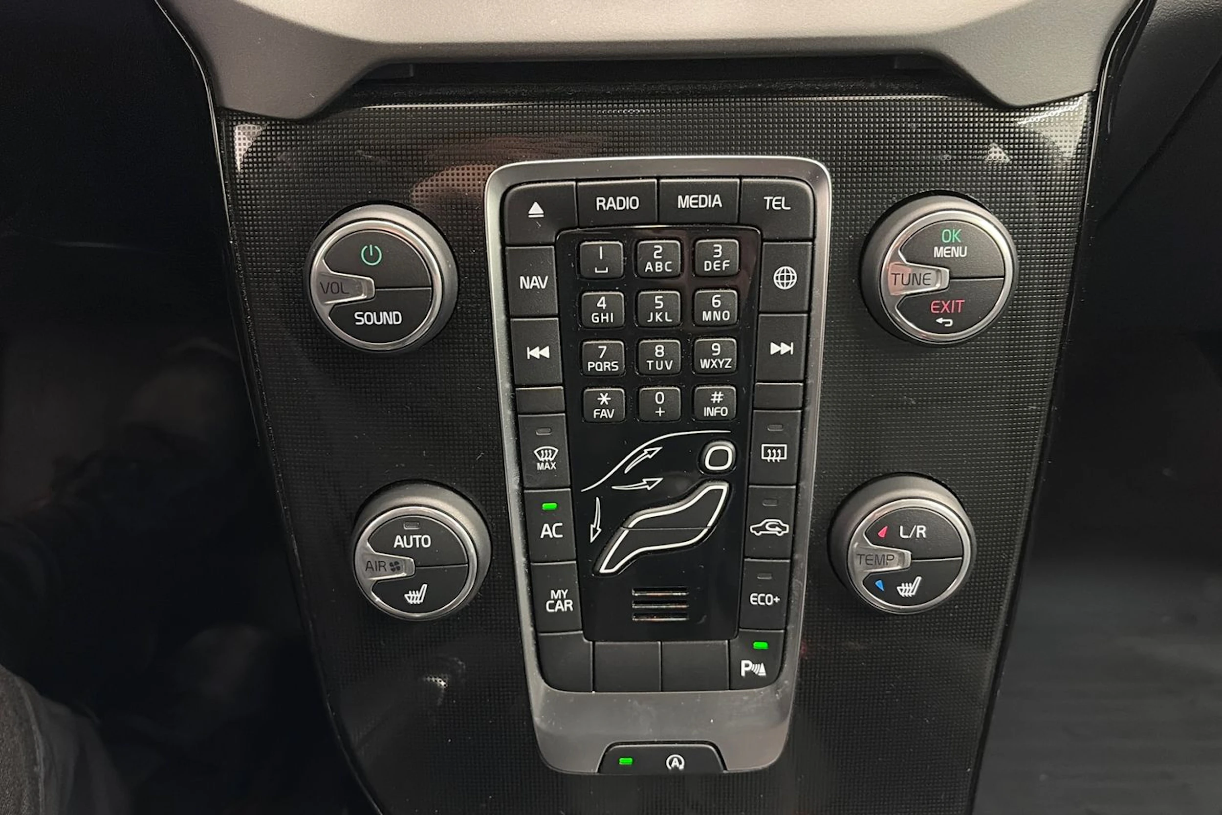 valkoinen Volvo V40 Cross Country 2019 kuva 20.