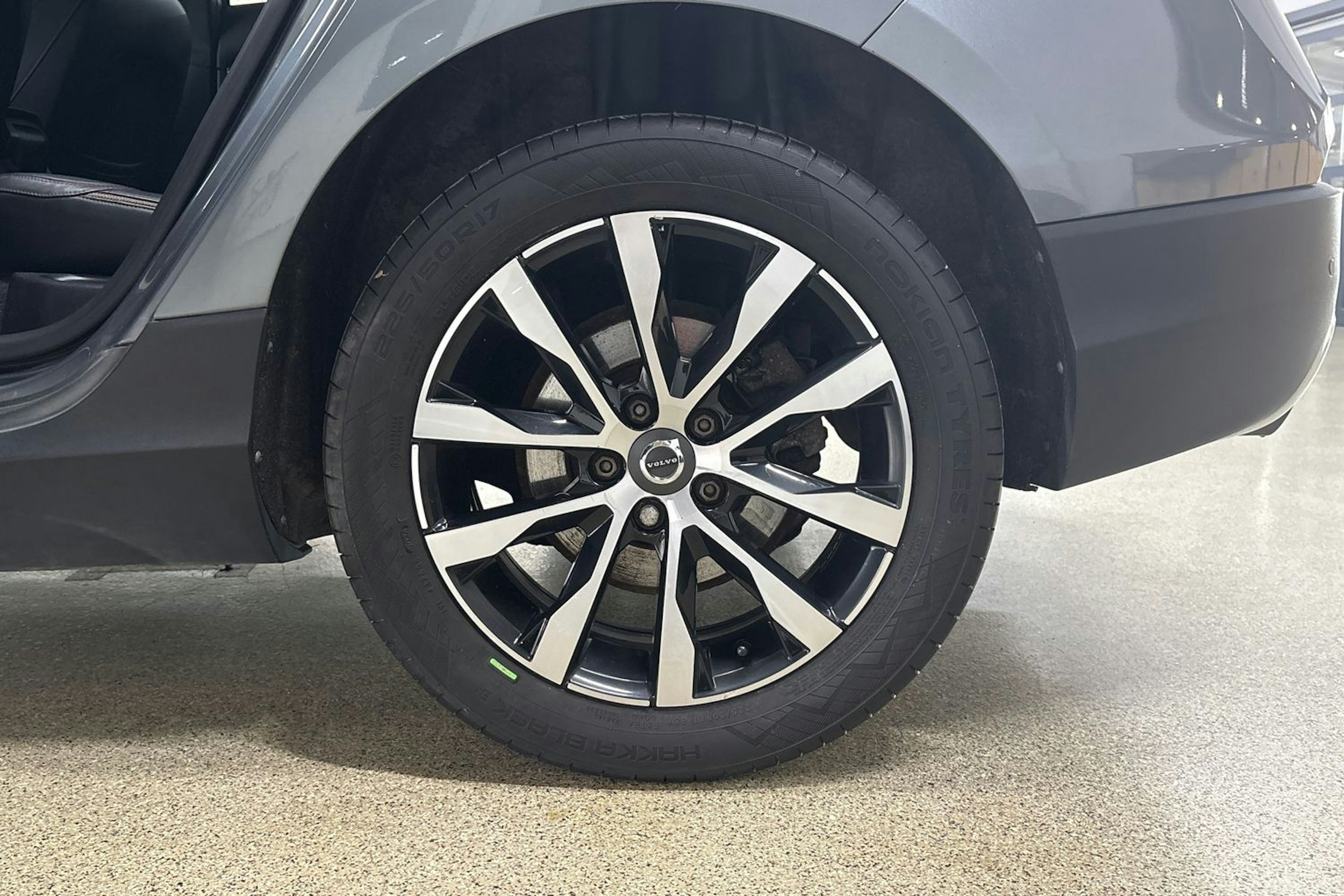 Harmaa Volvo V40 Cross Country 2019 kuva 11.