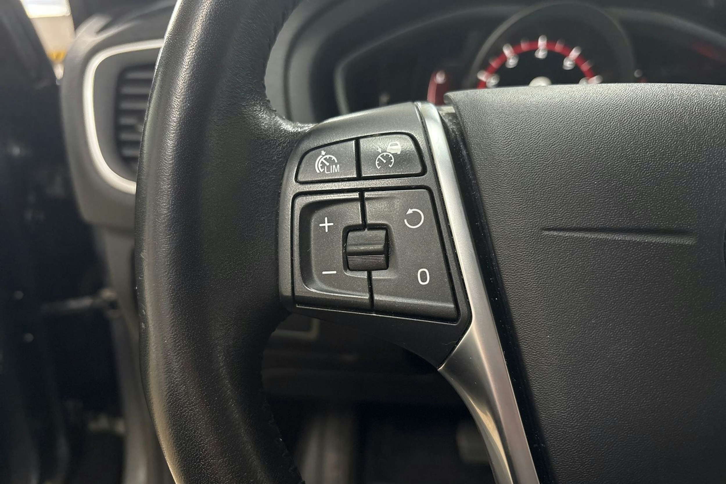 Harmaa Volvo V40 Cross Country 2019 kuva 16.