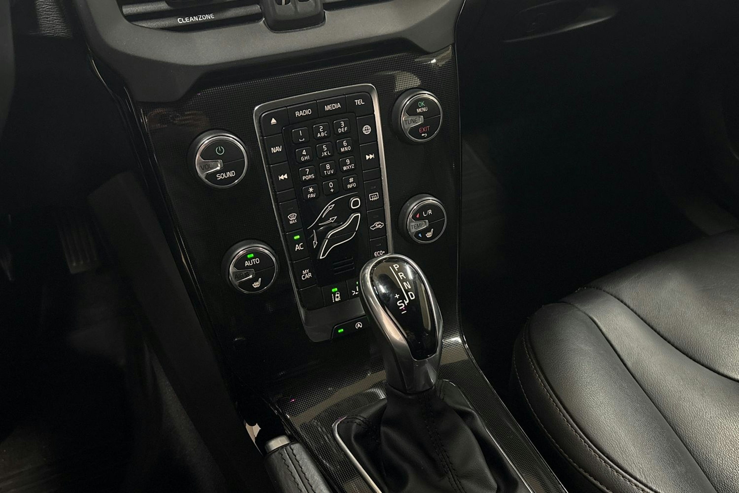Harmaa Volvo V40 Cross Country 2019 kuva 22.