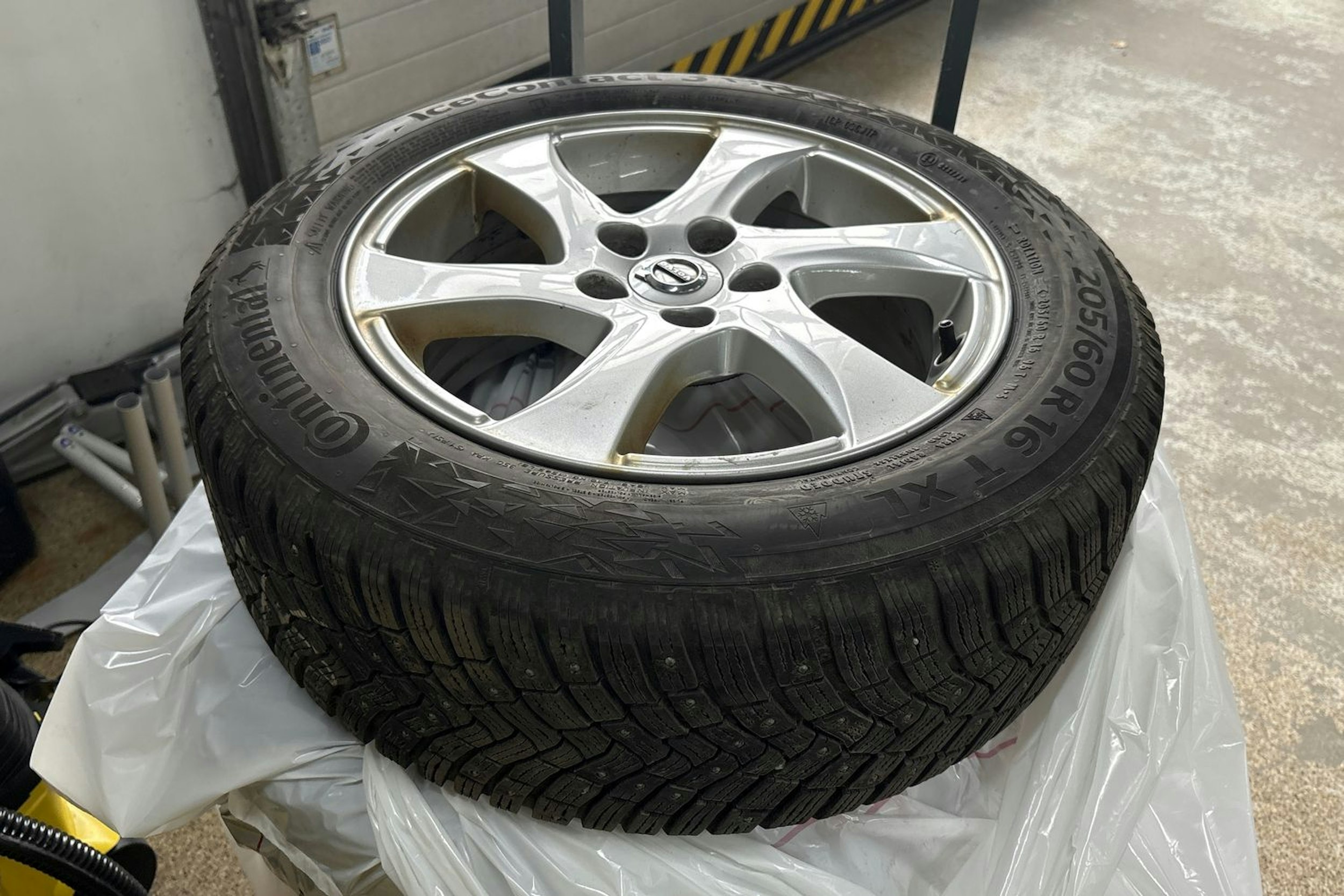 Harmaa Volvo V40 Cross Country 2019 kuva 27.