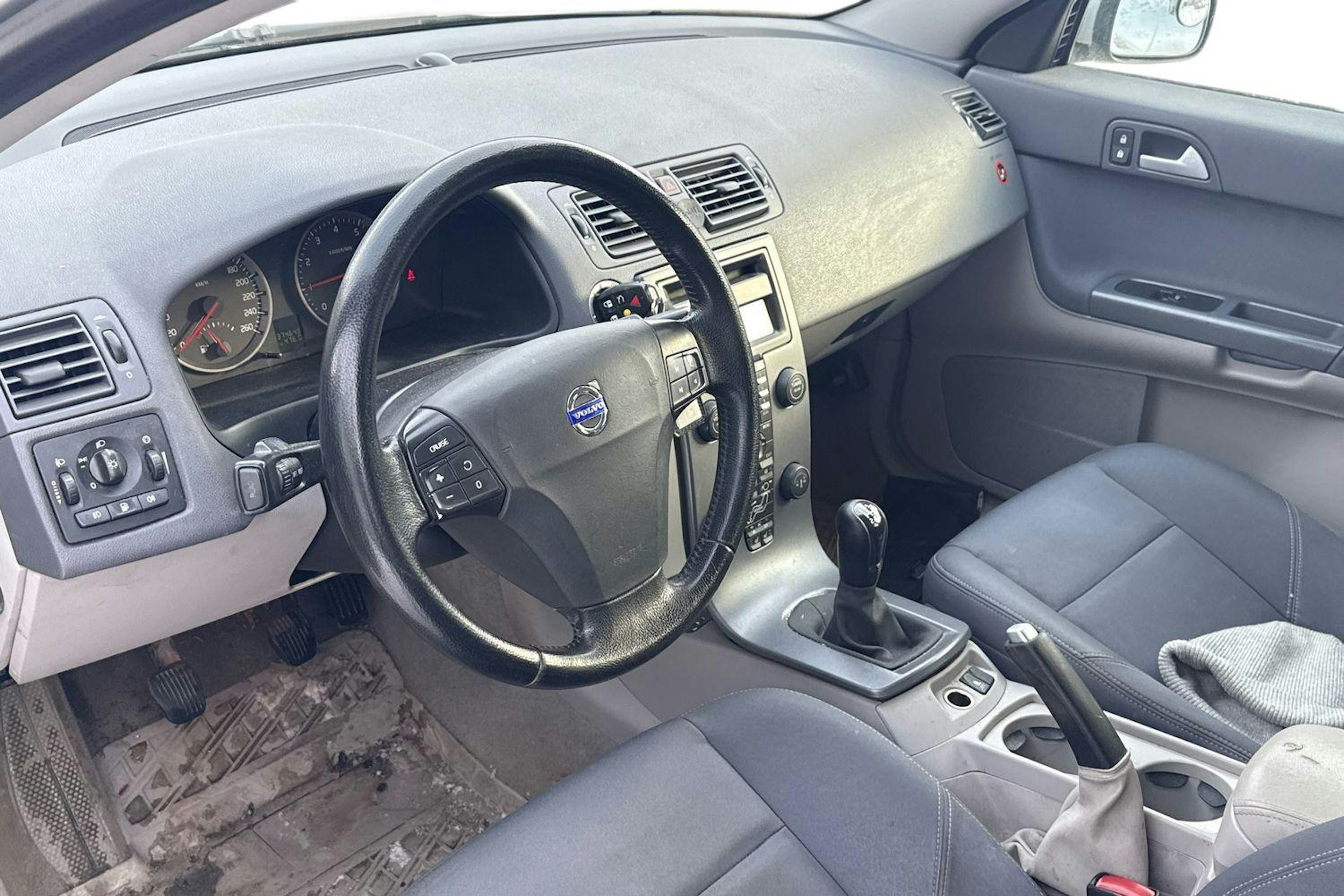 Harmaa Volvo V50 2005 kuva 6.