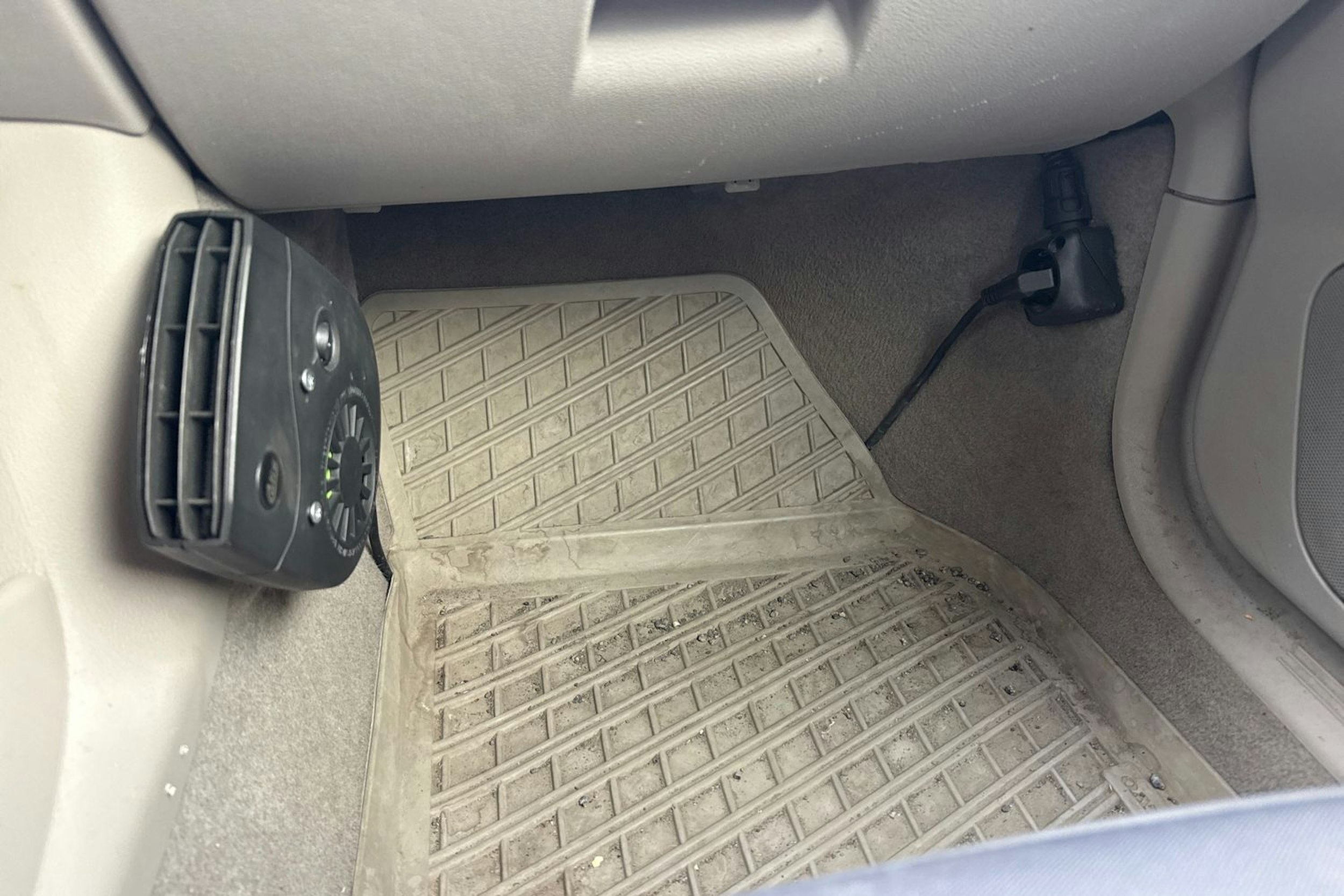 Harmaa Volvo V50 2005 kuva 23.