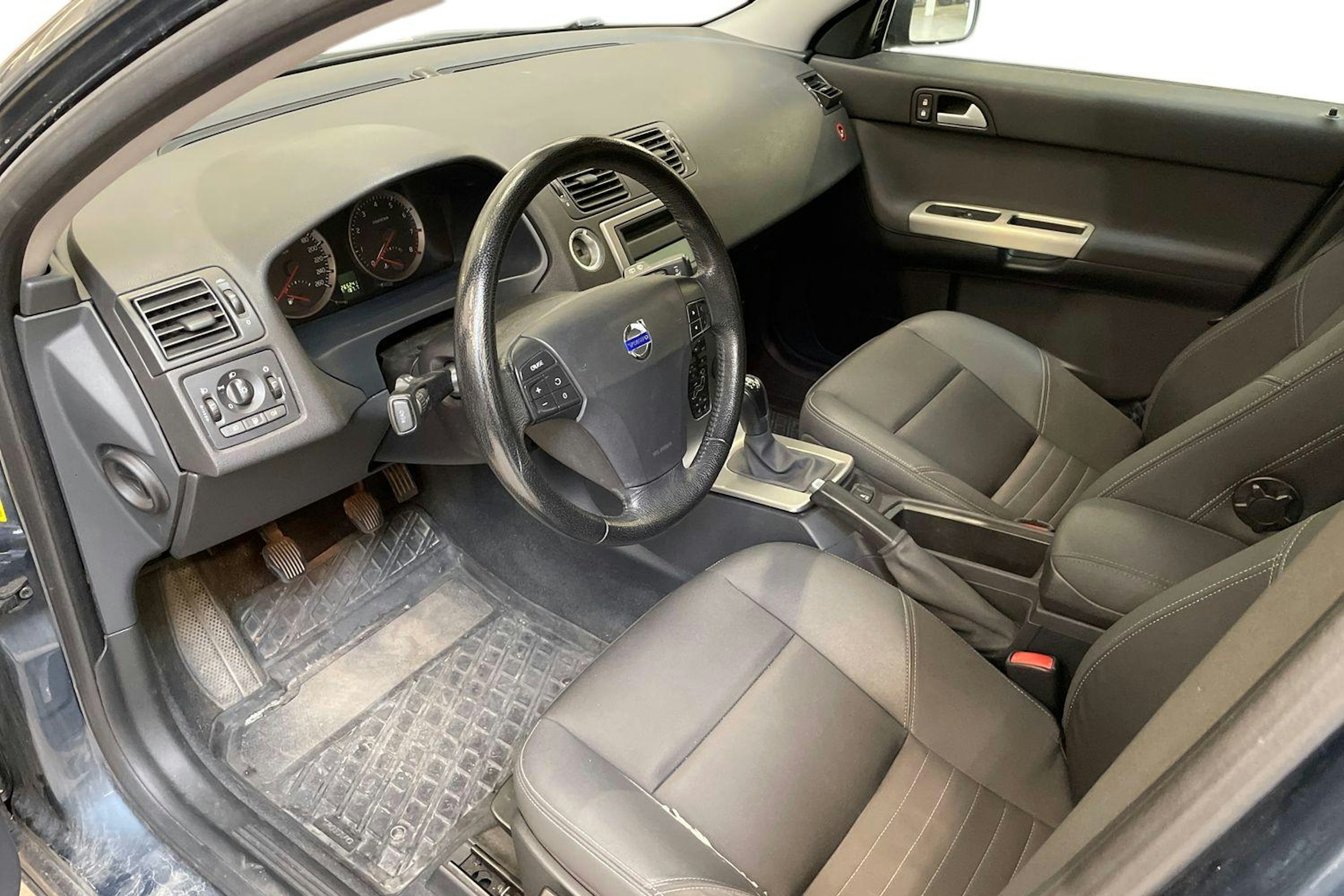 sininen Volvo V50 2006 kuva 3.